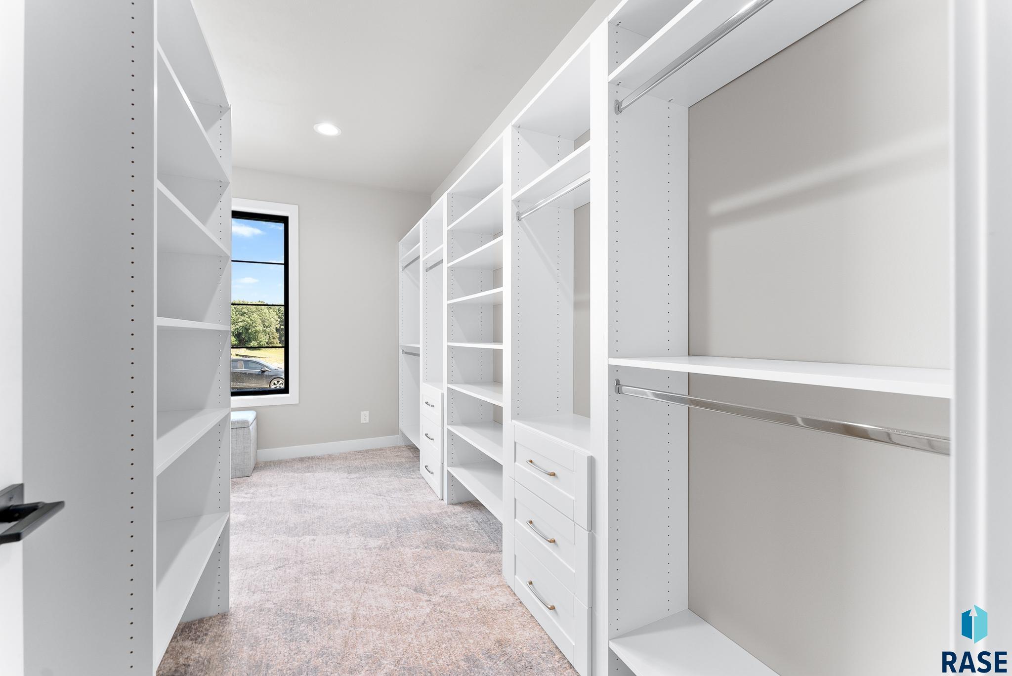 Sioux Falls, South Dakota 57110, United States, 4 Bedrooms Bedrooms, ,4 BathroomsBathrooms,Residential,Contingent,43986