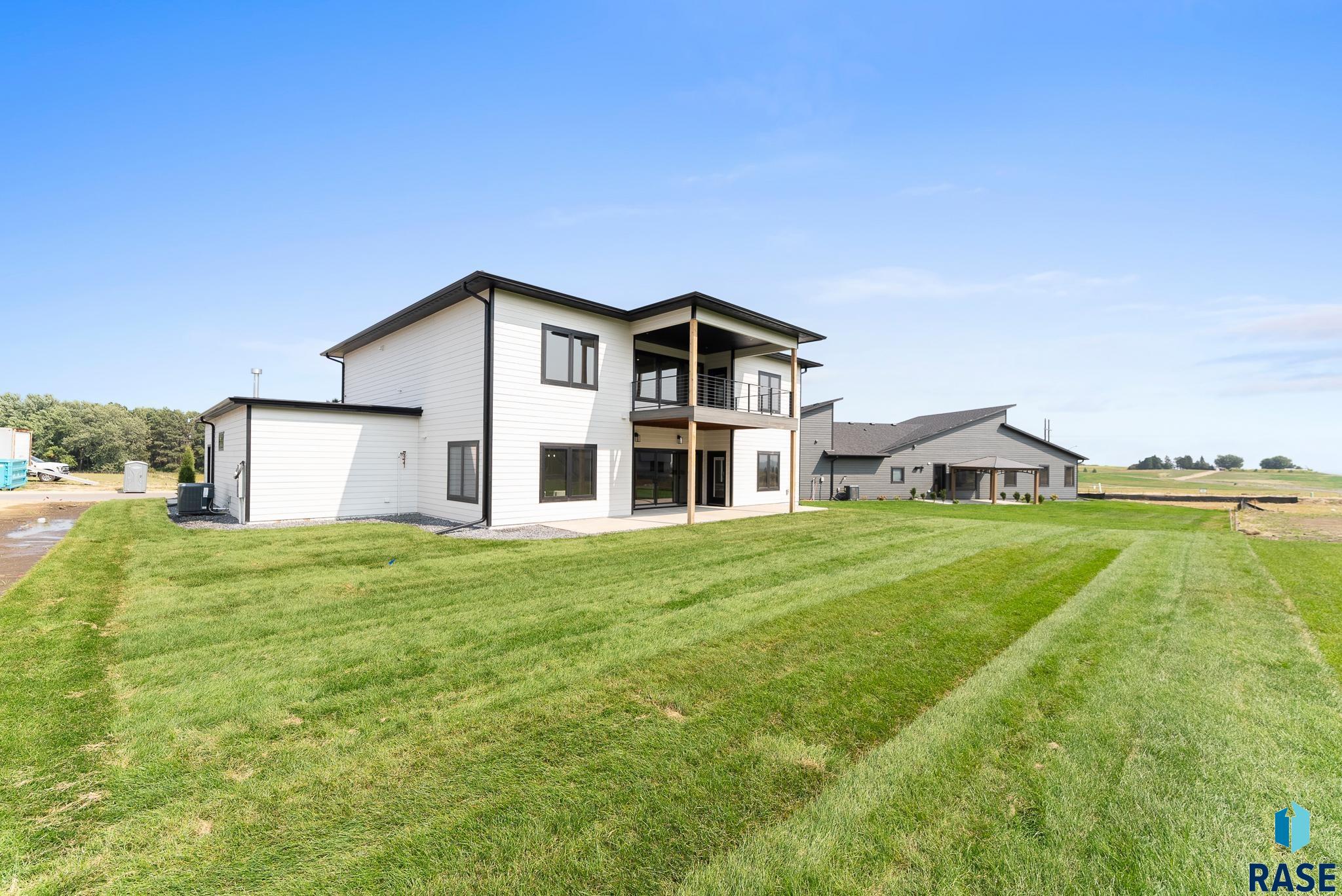 Sioux Falls, South Dakota 57110, United States, 4 Bedrooms Bedrooms, ,4 BathroomsBathrooms,Residential,Contingent,43986