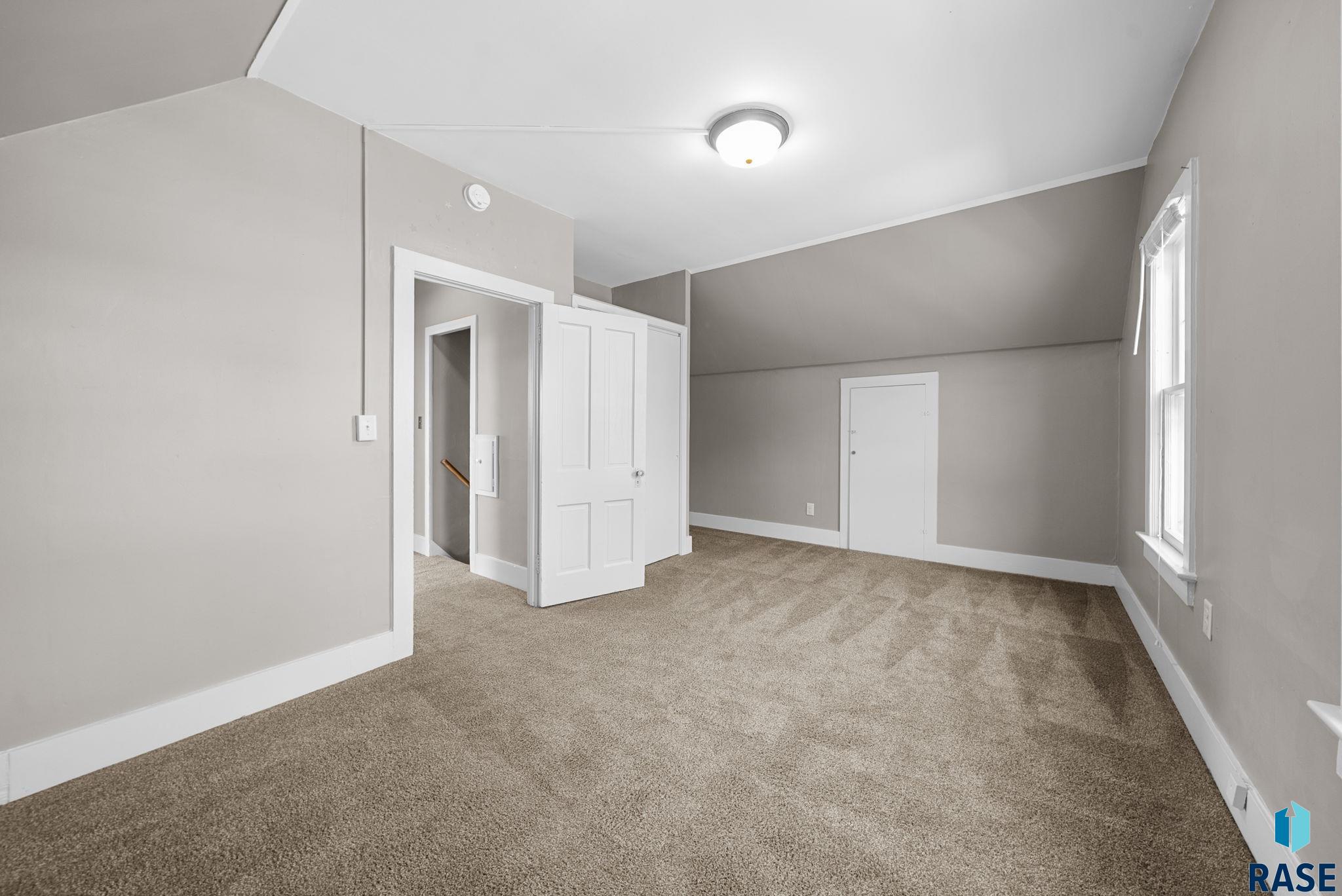 Sioux Falls, South Dakota 57105, United States, 3 Bedrooms Bedrooms, ,2 BathroomsBathrooms,Residential,Active,204211