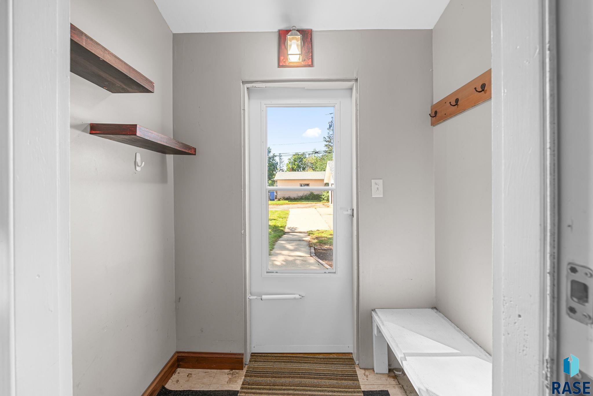 Sioux Falls, South Dakota 57105, United States, 3 Bedrooms Bedrooms, ,2 BathroomsBathrooms,Residential,Active,204211