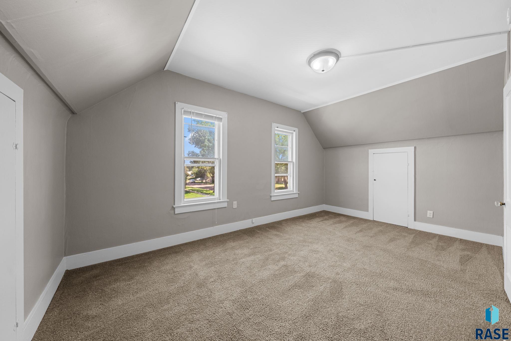 Sioux Falls, South Dakota 57105, United States, 3 Bedrooms Bedrooms, ,2 BathroomsBathrooms,Residential,Active,204211