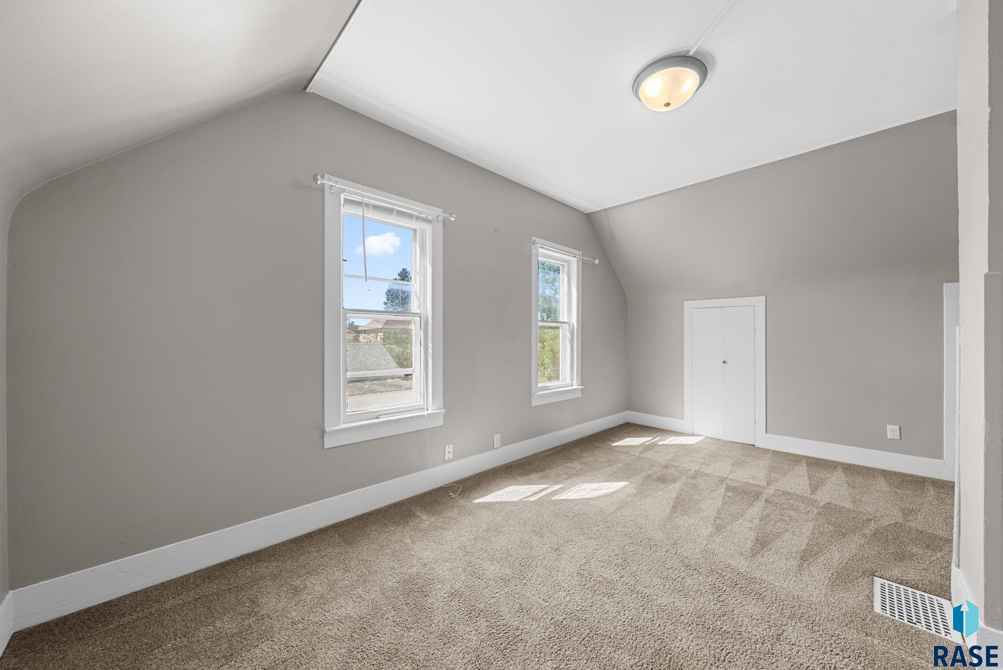 Sioux Falls, South Dakota 57105, United States, 3 Bedrooms Bedrooms, ,2 BathroomsBathrooms,Residential,Active,204211