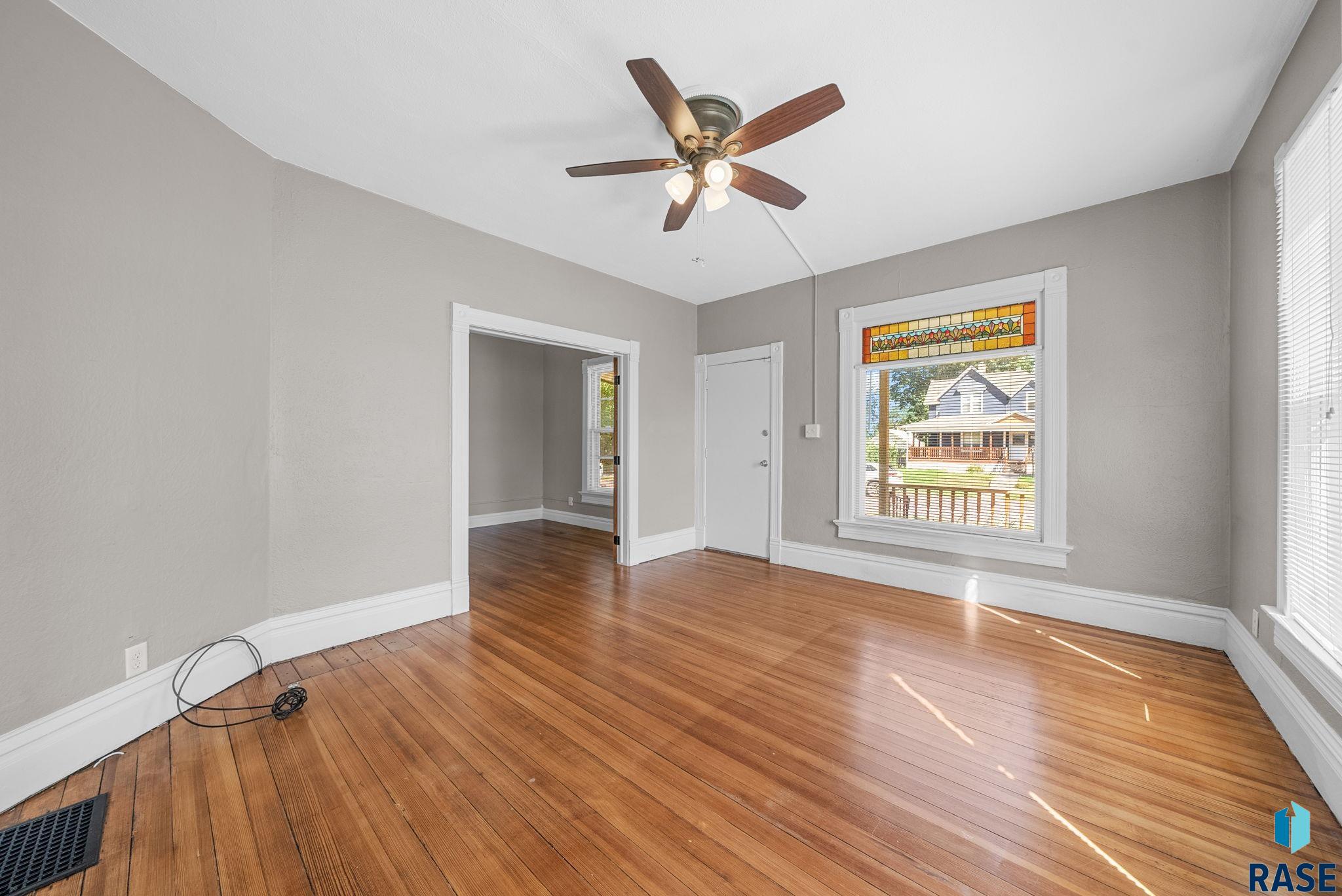 Sioux Falls, South Dakota 57105, United States, 3 Bedrooms Bedrooms, ,2 BathroomsBathrooms,Residential,Active,204211