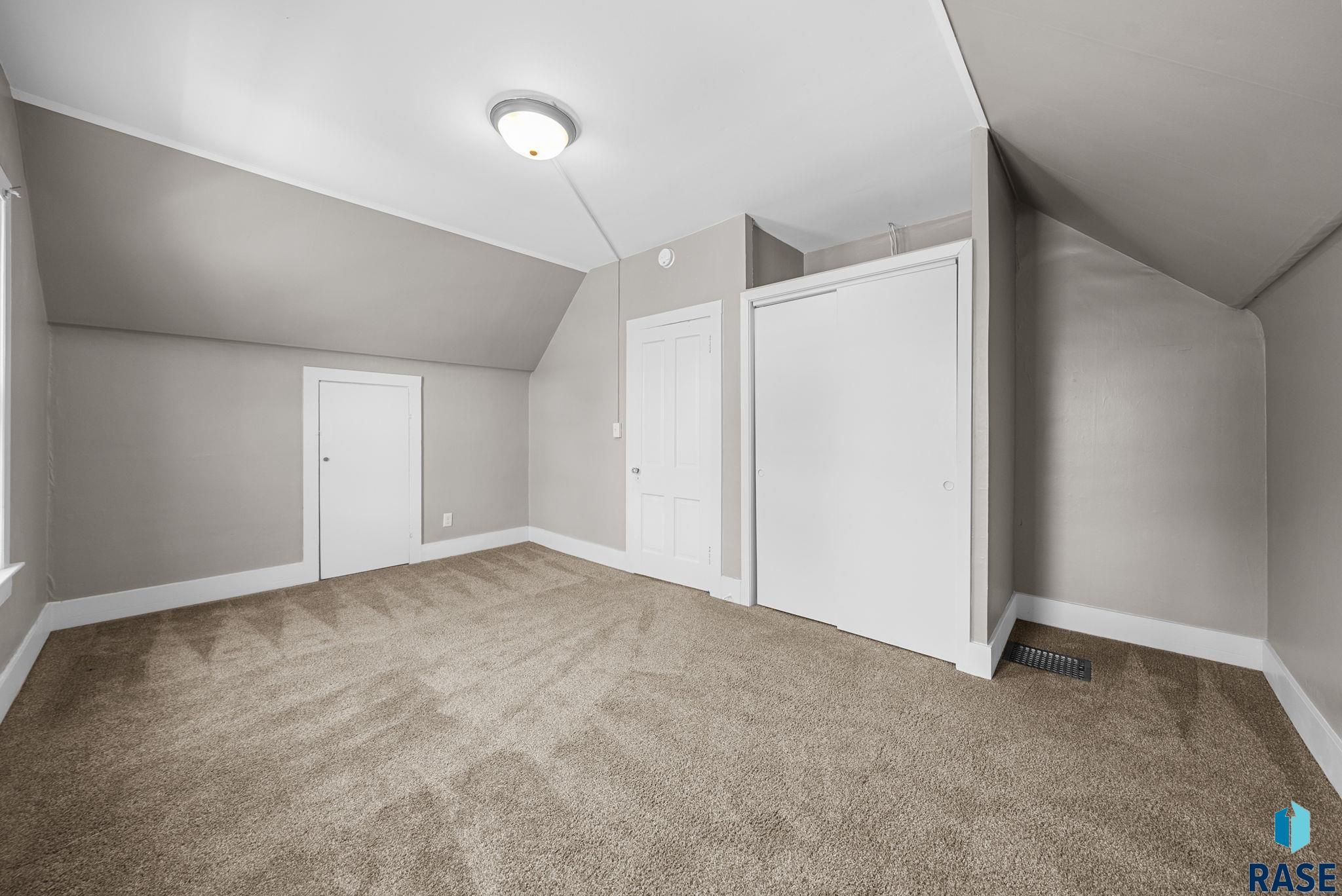 Sioux Falls, South Dakota 57105, United States, 3 Bedrooms Bedrooms, ,2 BathroomsBathrooms,Residential,Active,204211