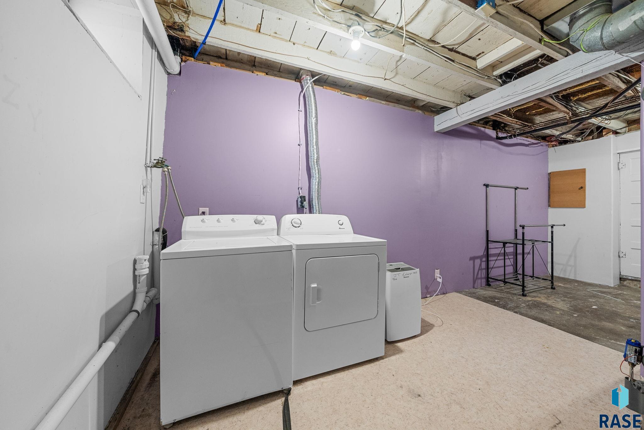 Sioux Falls, South Dakota 57105, United States, 3 Bedrooms Bedrooms, ,2 BathroomsBathrooms,Residential,Active,204211