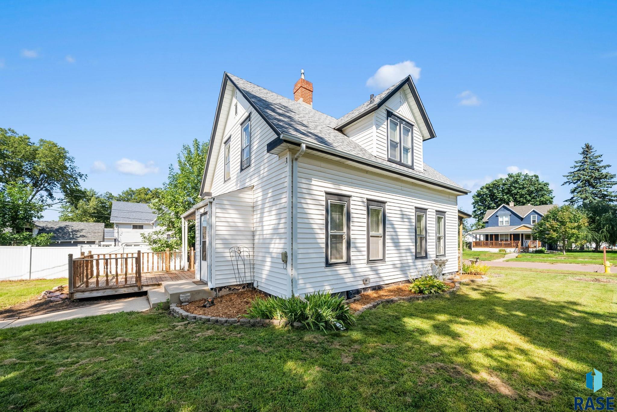 Sioux Falls, South Dakota 57105, United States, 3 Bedrooms Bedrooms, ,2 BathroomsBathrooms,Residential,Active,204211