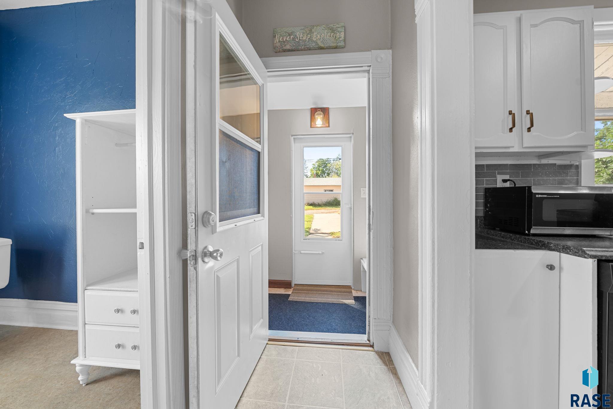 Sioux Falls, South Dakota 57105, United States, 3 Bedrooms Bedrooms, ,2 BathroomsBathrooms,Residential,Active,204211