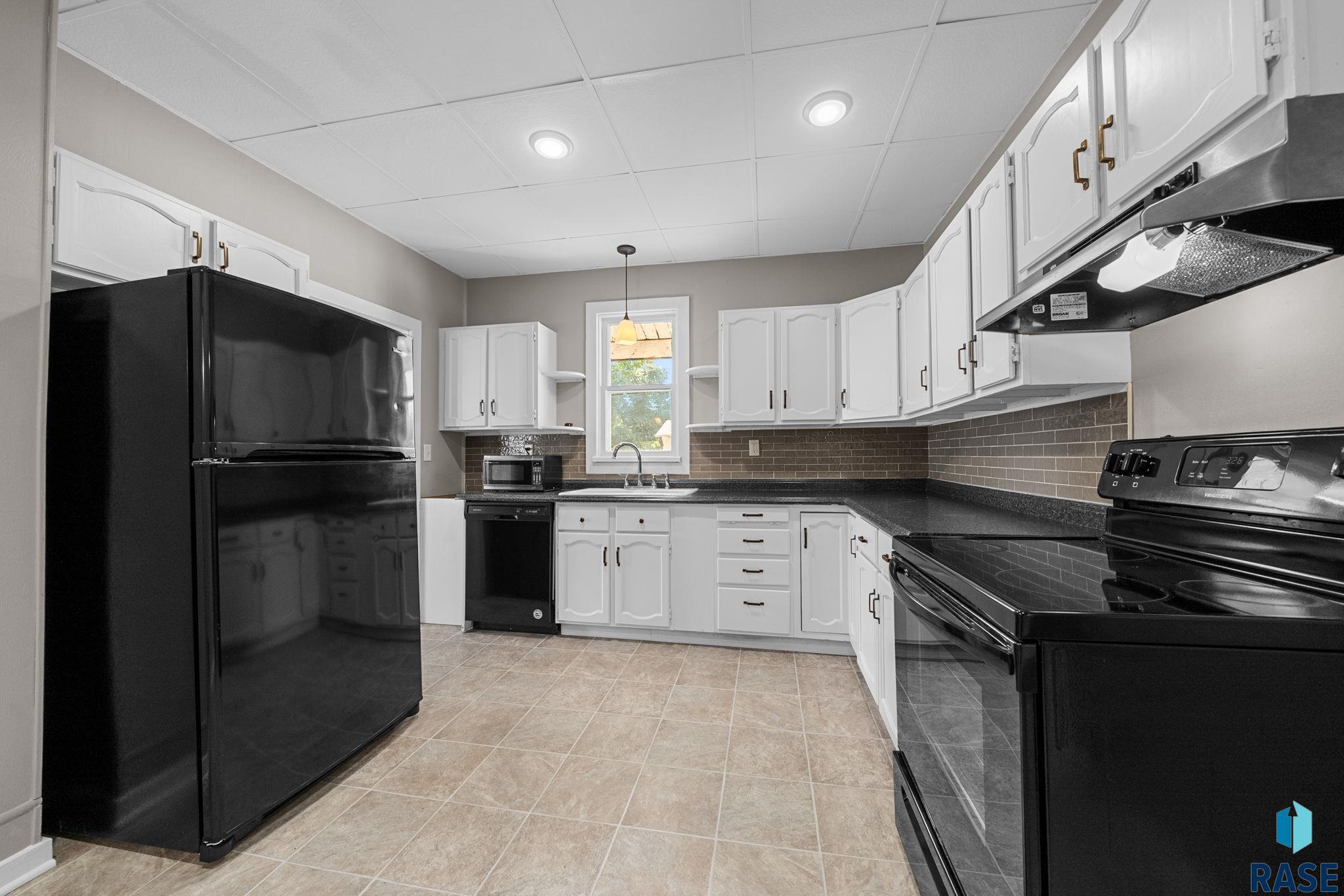 Sioux Falls, South Dakota 57105, United States, 3 Bedrooms Bedrooms, ,2 BathroomsBathrooms,Residential,Active,204211