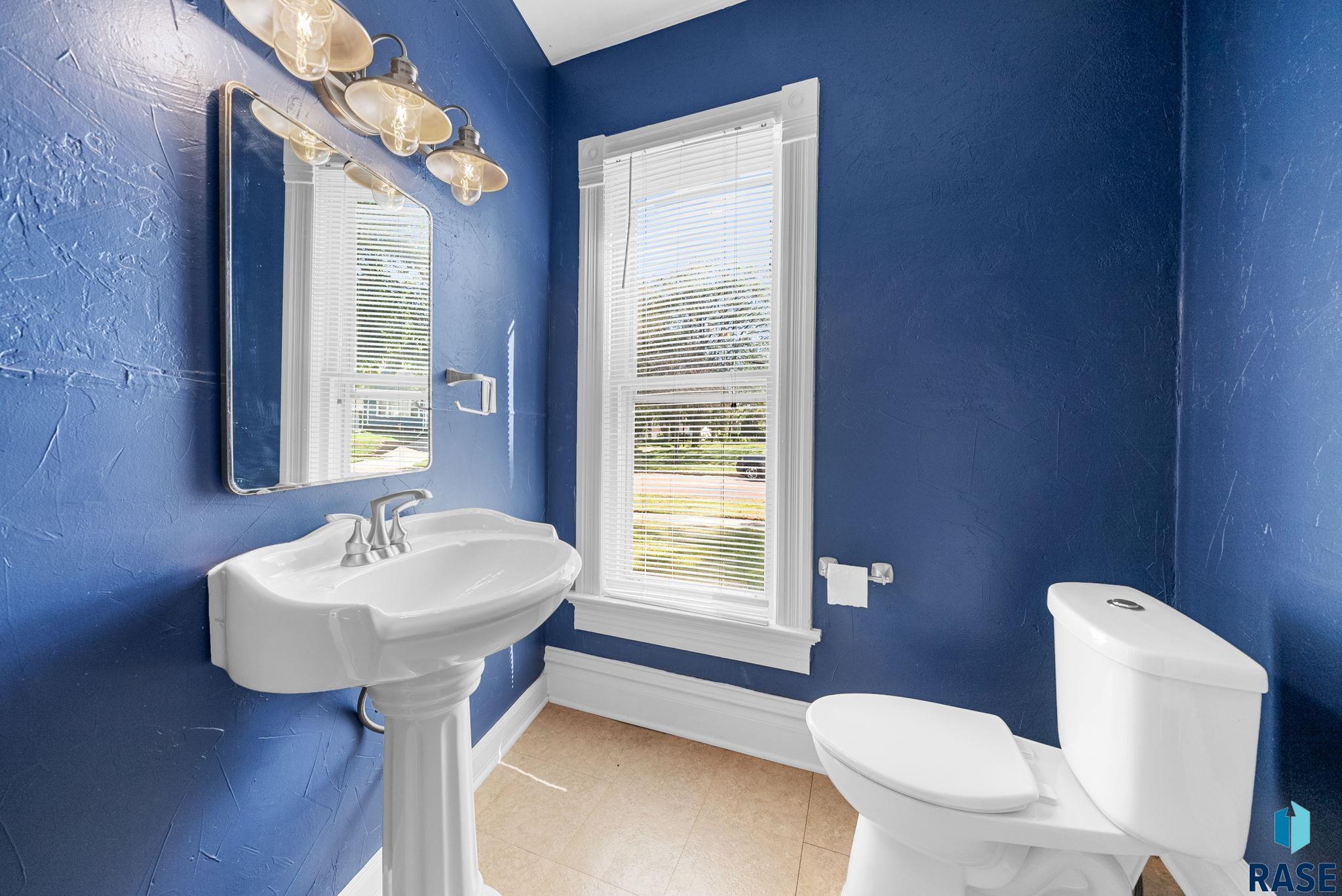 Sioux Falls, South Dakota 57105, United States, 3 Bedrooms Bedrooms, ,2 BathroomsBathrooms,Residential,Active,204211