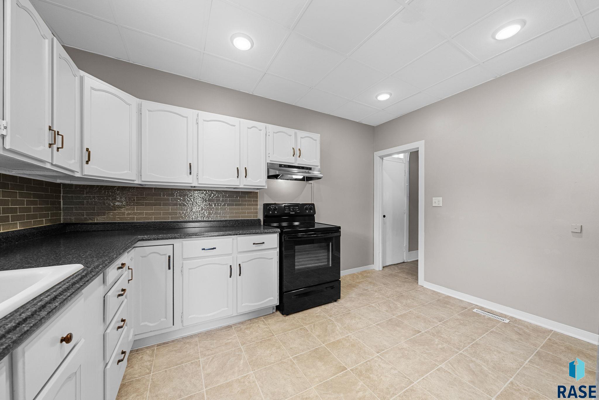 Sioux Falls, South Dakota 57105, United States, 3 Bedrooms Bedrooms, ,2 BathroomsBathrooms,Residential,Active,204211