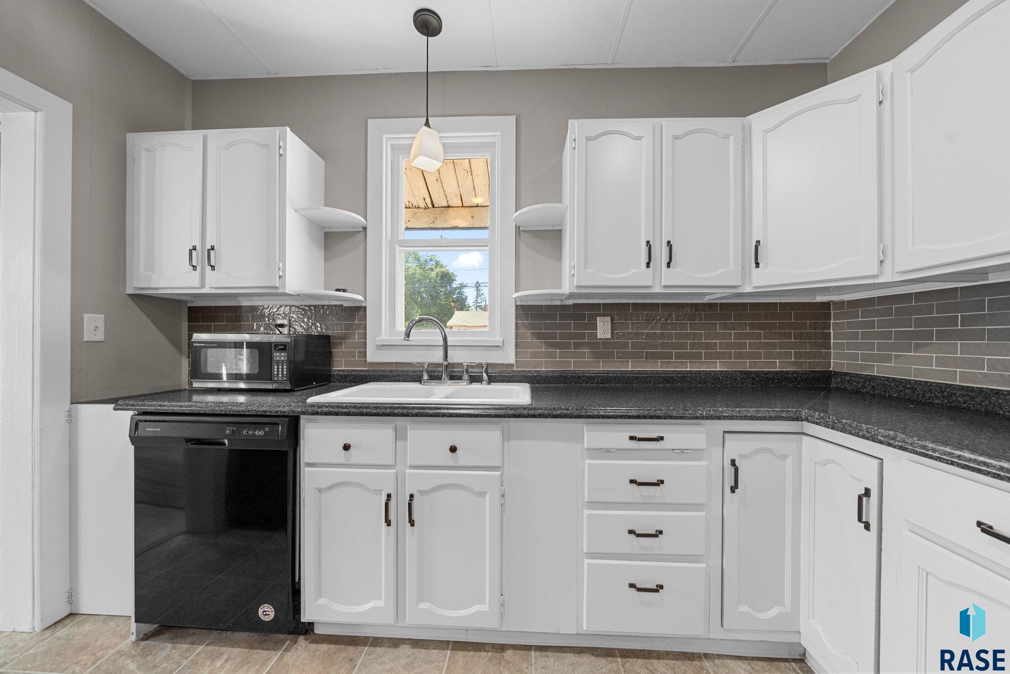 Sioux Falls, South Dakota 57105, United States, 3 Bedrooms Bedrooms, ,2 BathroomsBathrooms,Residential,Active,204211