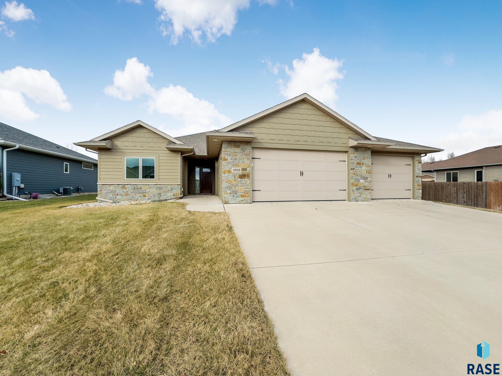 1909 S Firefly Dr Drive, Sioux Falls, South Dakota image 3