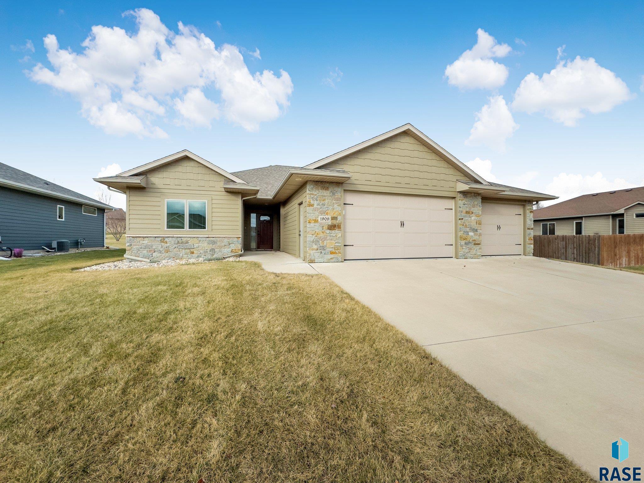 1909 S Firefly Dr Drive, Sioux Falls, South Dakota image 2