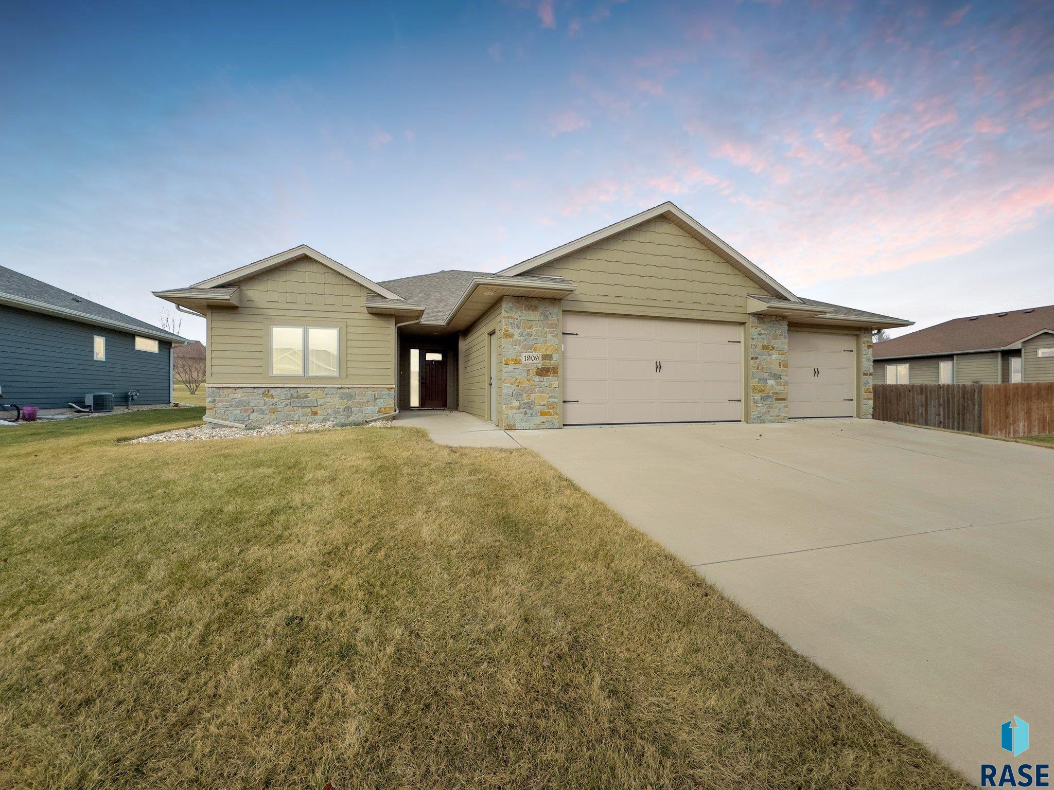 1909 S Firefly Dr Drive, Sioux Falls, South Dakota image 1
