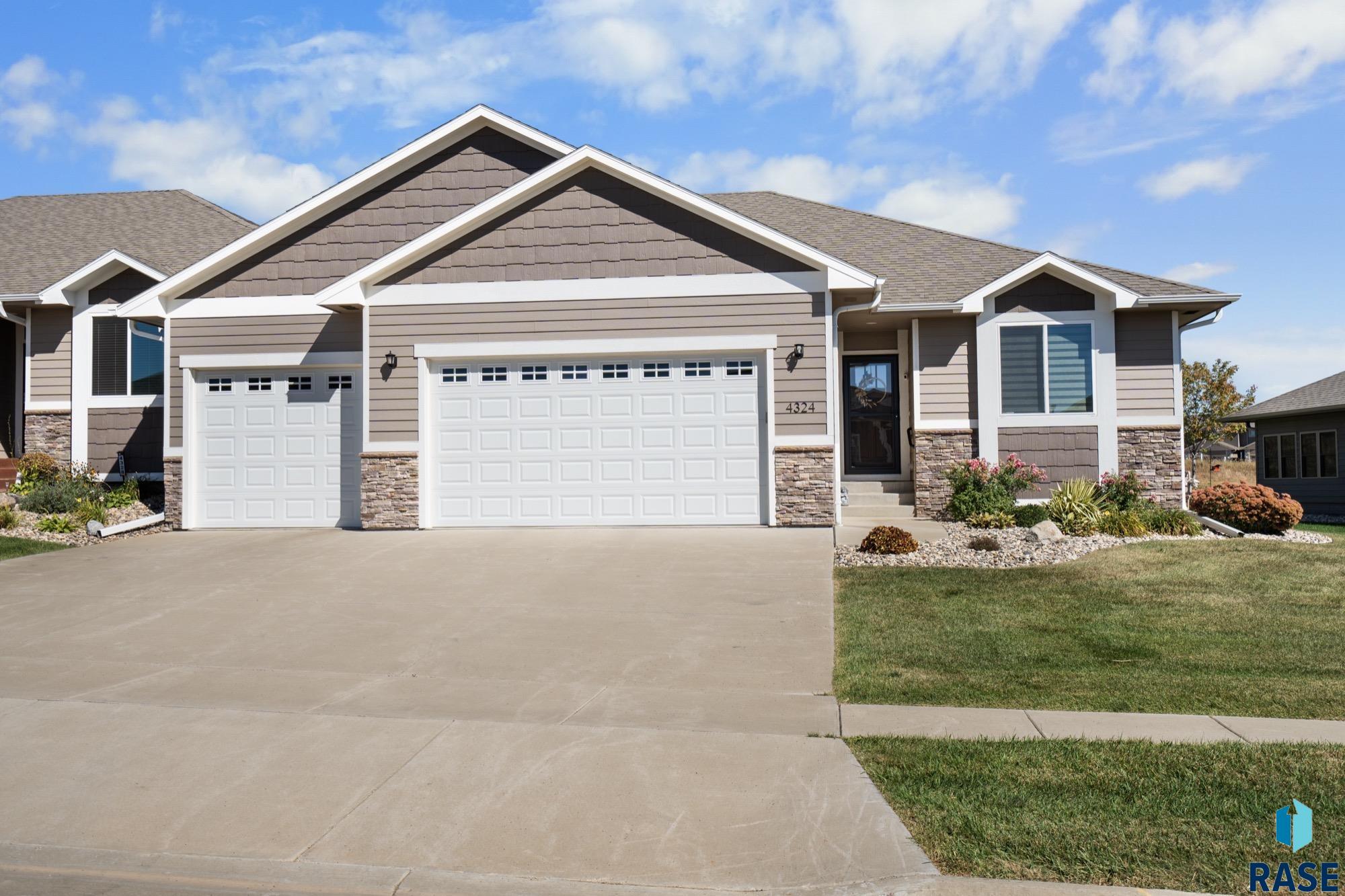 4324 N Knob Hill Ct Court, Sioux Falls, South Dakota image 2