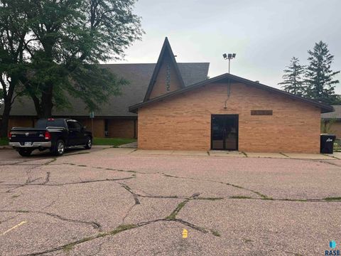Photo of 3300 E Oak St, Sioux Falls, SD 57103 (MLS # 22504593)