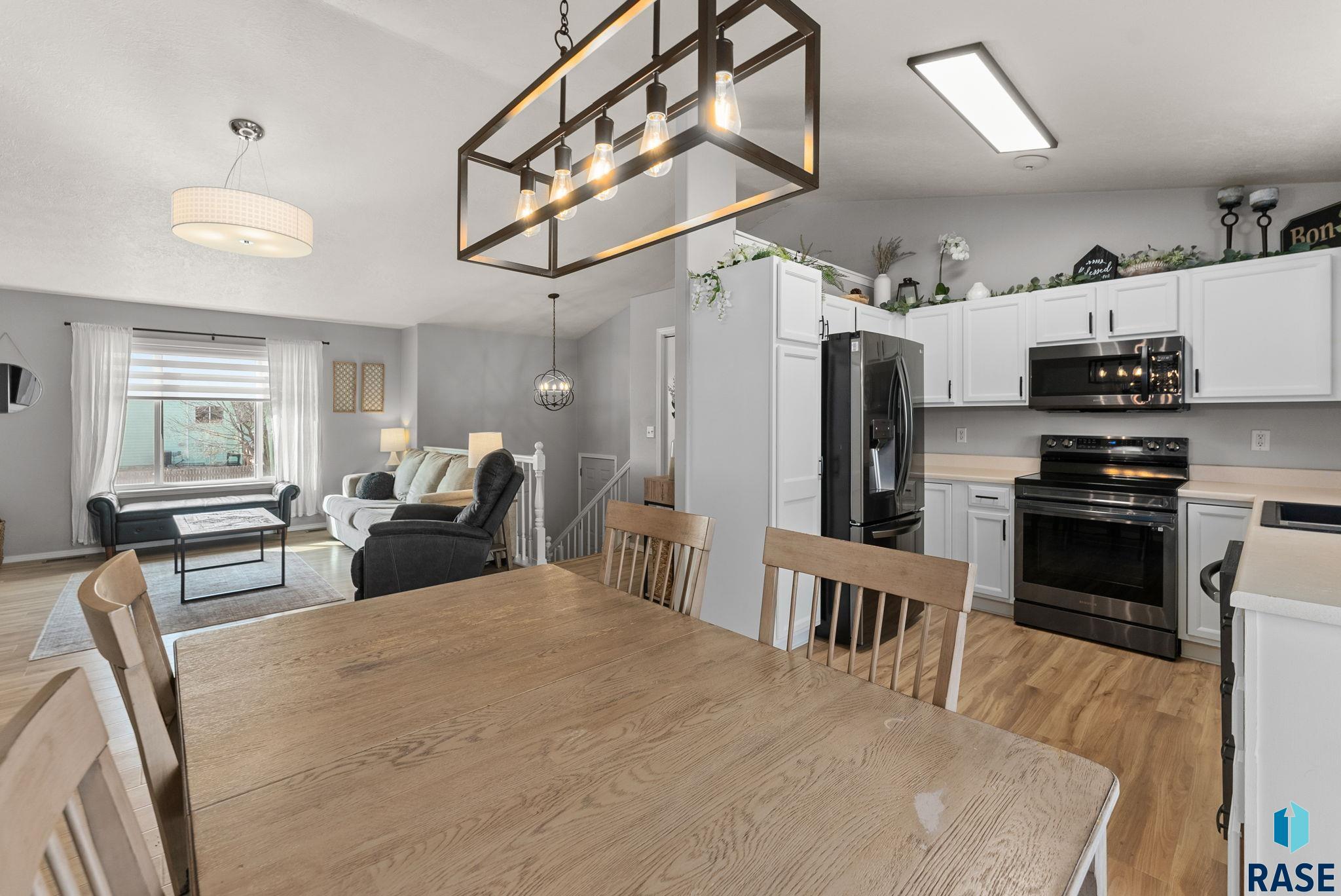 Sioux Falls, South Dakota 57106, United States, 3 Bedrooms Bedrooms, ,2 BathroomsBathrooms,Residential,Contingent,102372