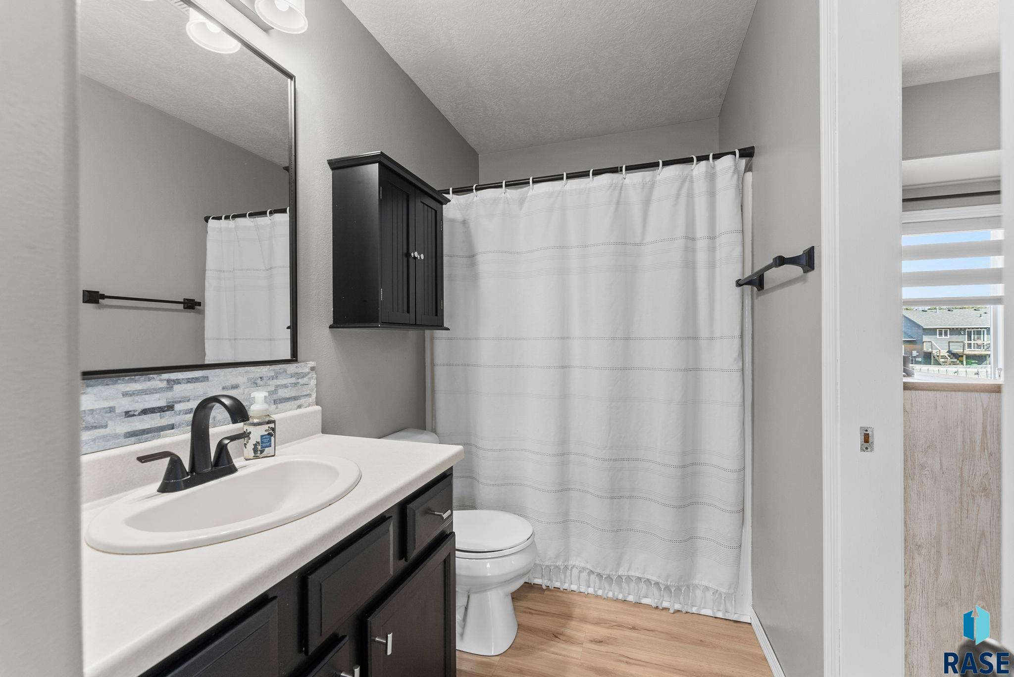 Sioux Falls, South Dakota 57106, United States, 3 Bedrooms Bedrooms, ,2 BathroomsBathrooms,Residential,Contingent,102372