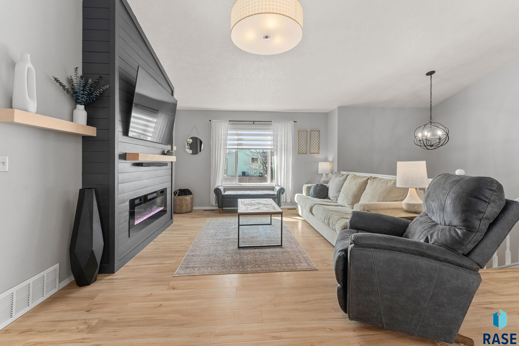 Sioux Falls, South Dakota 57106, United States, 3 Bedrooms Bedrooms, ,2 BathroomsBathrooms,Residential,Contingent,102372