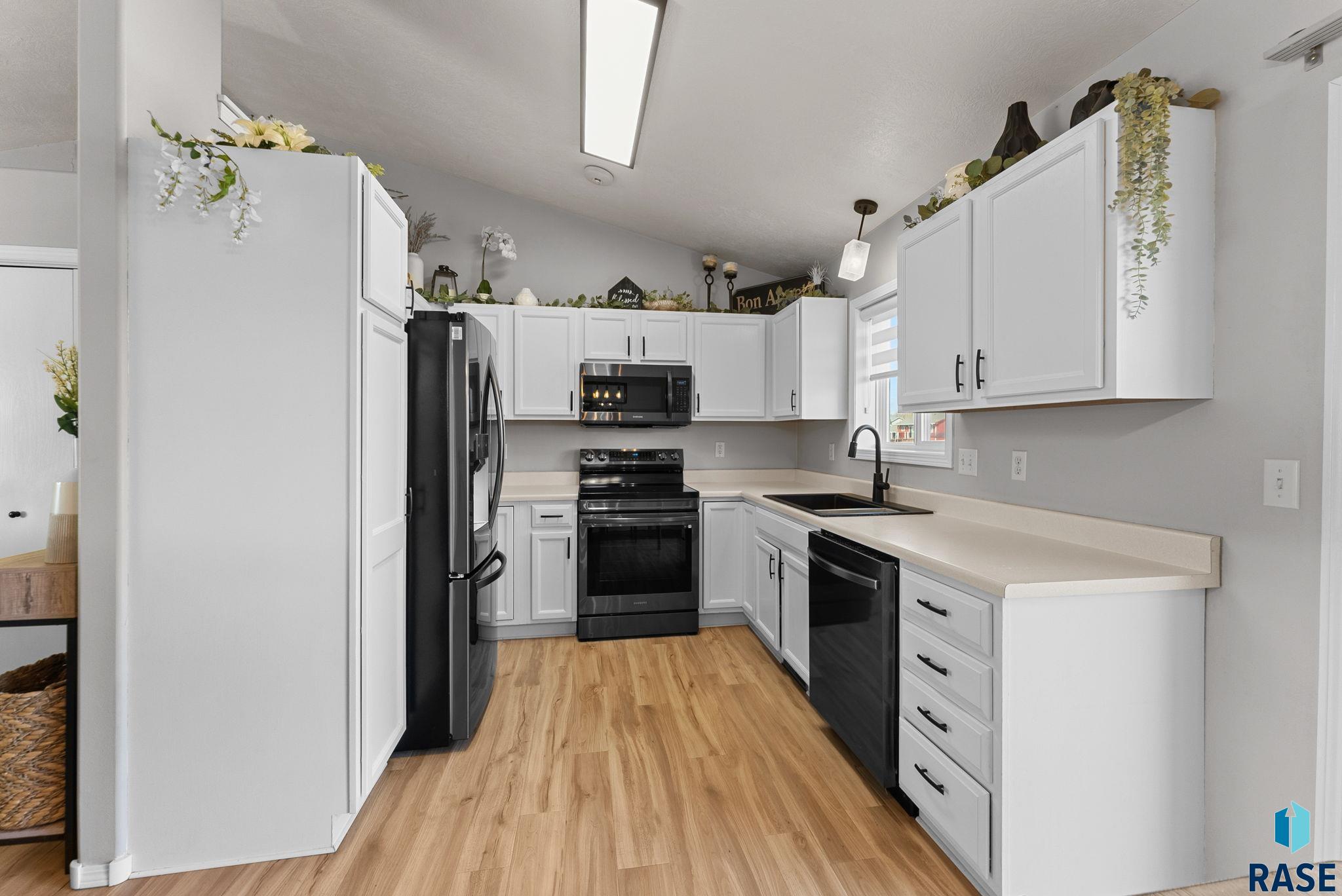 Sioux Falls, South Dakota 57106, United States, 3 Bedrooms Bedrooms, ,2 BathroomsBathrooms,Residential,Contingent,102372