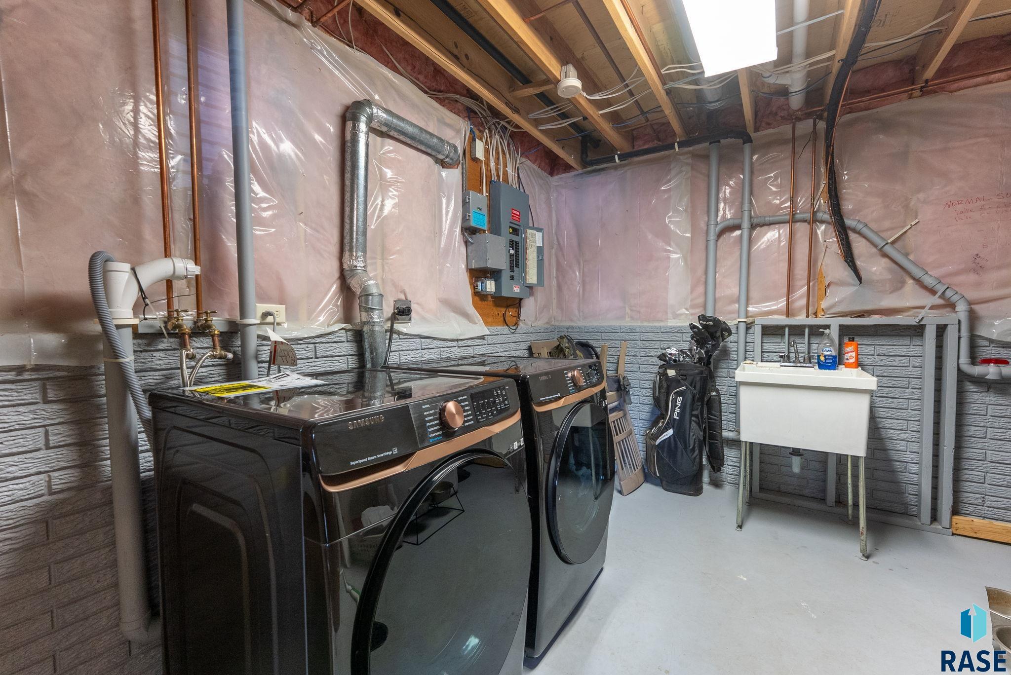 Sioux Falls, South Dakota 57106, United States, 3 Bedrooms Bedrooms, ,2 BathroomsBathrooms,Residential,Contingent,102372