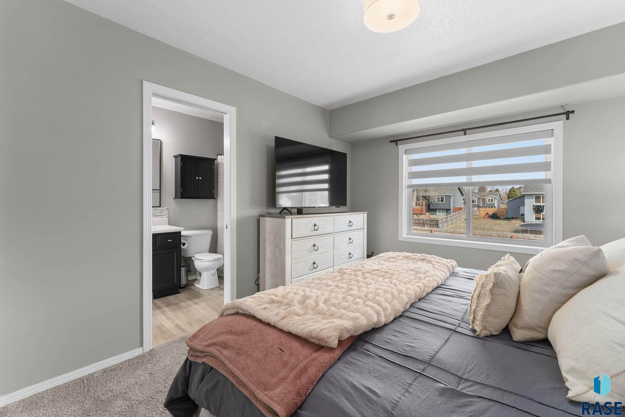 Sioux Falls, South Dakota 57106, United States, 3 Bedrooms Bedrooms, ,2 BathroomsBathrooms,Residential,Contingent,102372