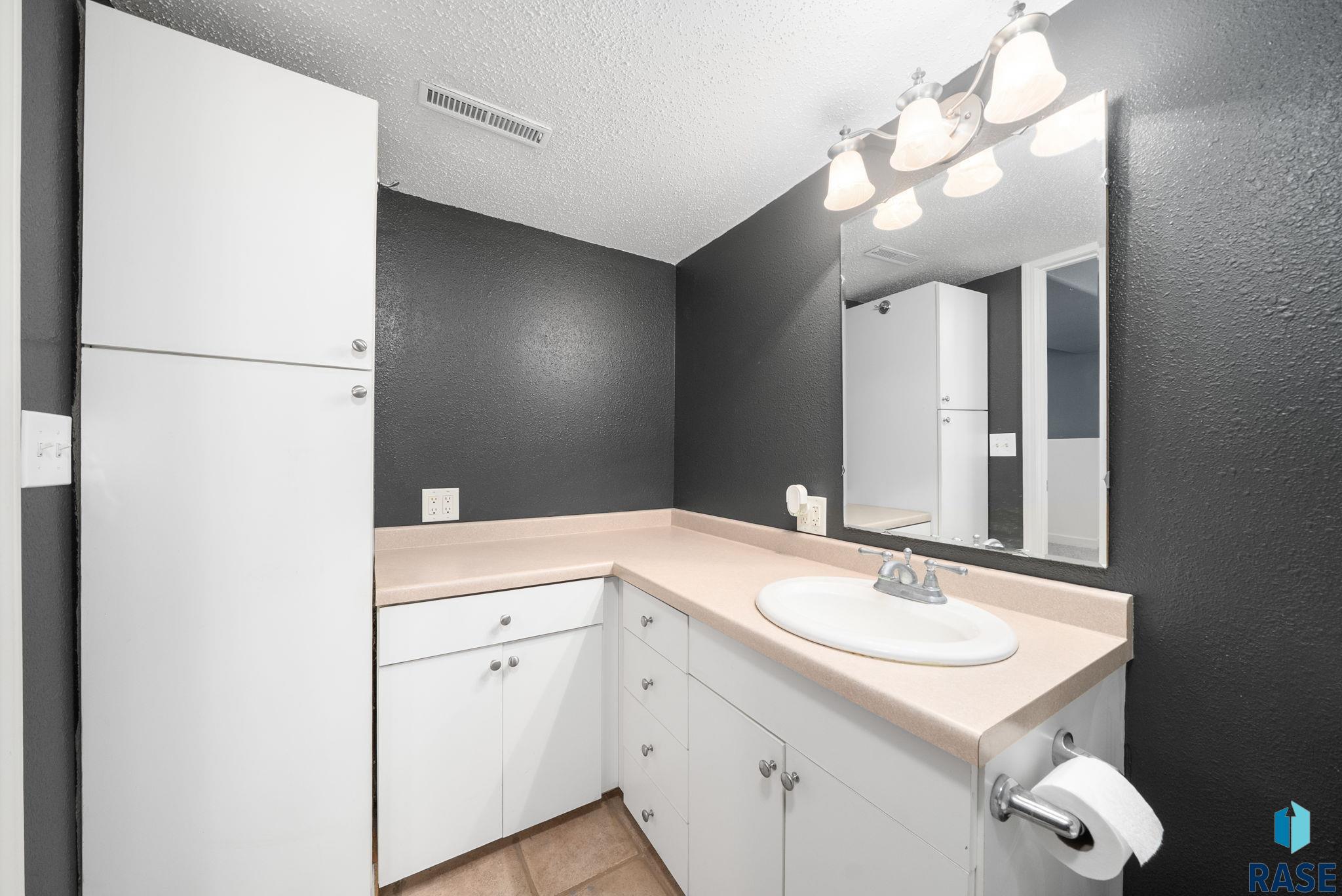 Sioux Falls, South Dakota 57110, United States, 3 Bedrooms Bedrooms, ,2 BathroomsBathrooms,Residential,Active,178704