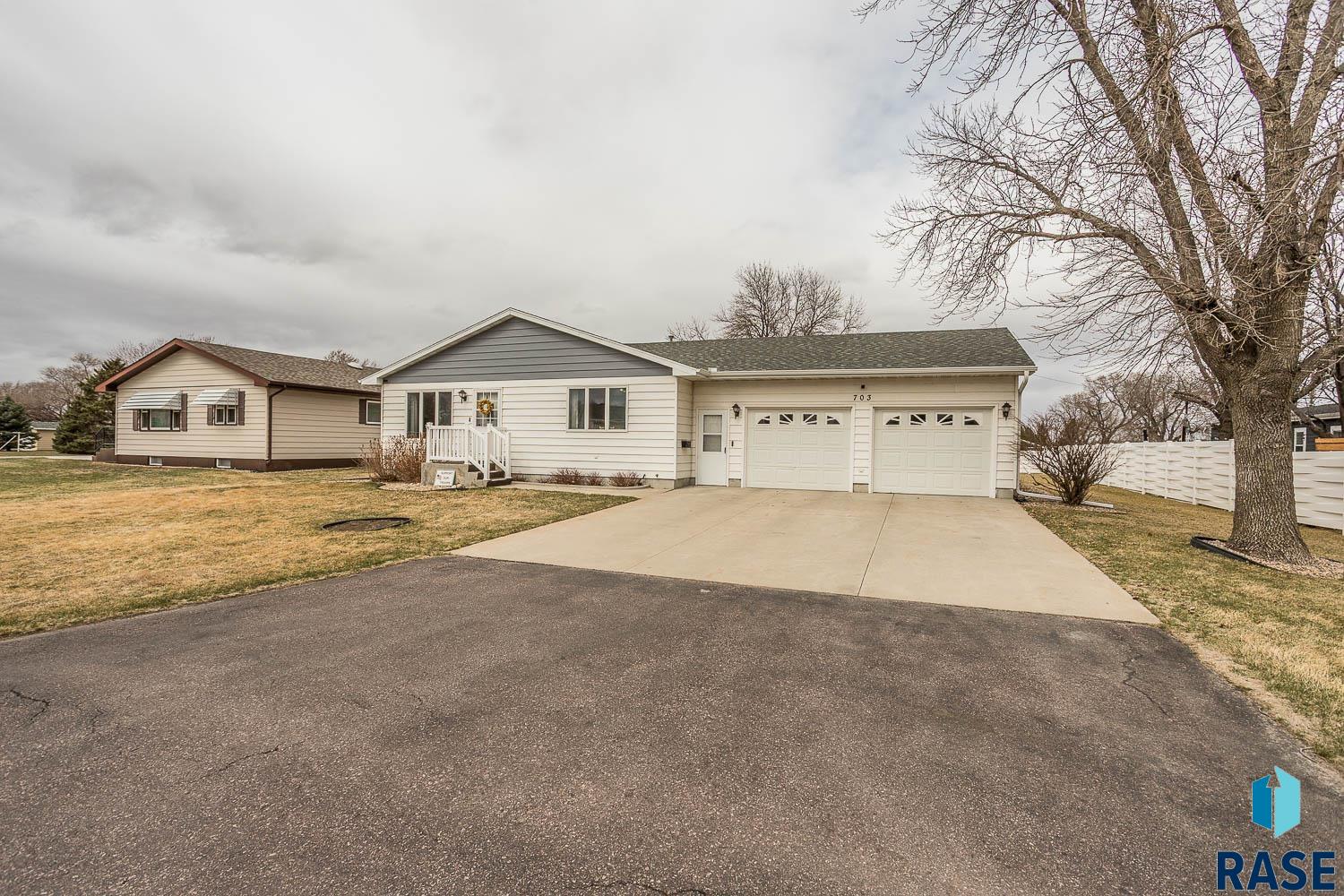 703 E Maple St Street, Parkston, South Dakota image 1
