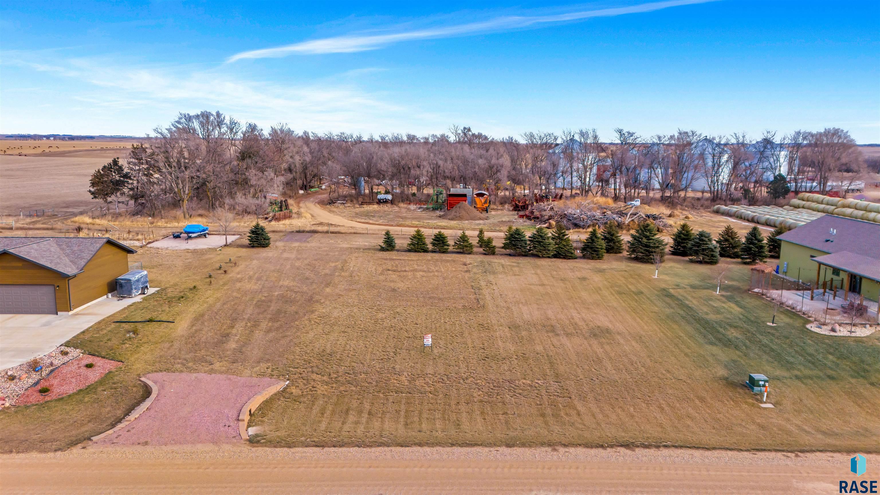 26182 Reed Ct Court, Canistota, South Dakota image 2