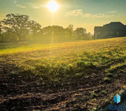 Photo of 1508 S Scarlet Oak Pl, Sioux Falls, SD 57110 (MLS # 22505120)