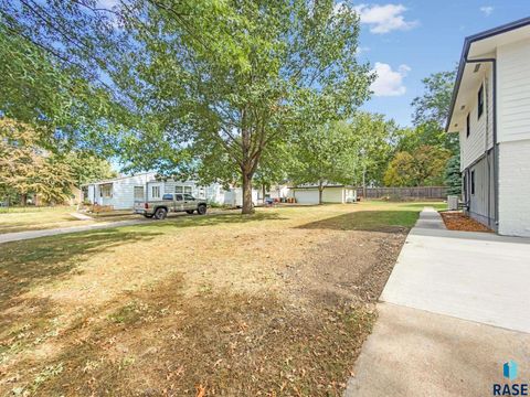 Photo of 1316 N Williams Ave, Sioux Falls, SD 57104 (MLS # 22507371)