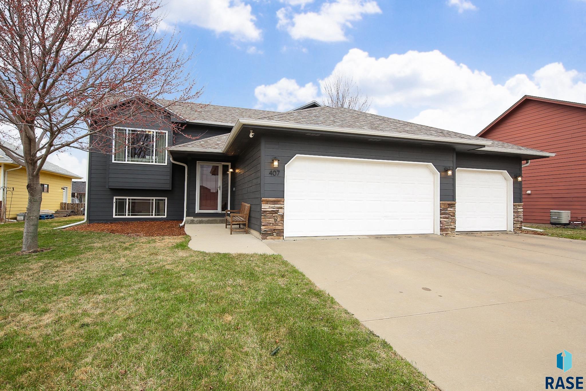 Harrisburg, South Dakota 57032, United States, 4 Bedrooms Bedrooms, ,3 BathroomsBathrooms,Residential,Pending,144660