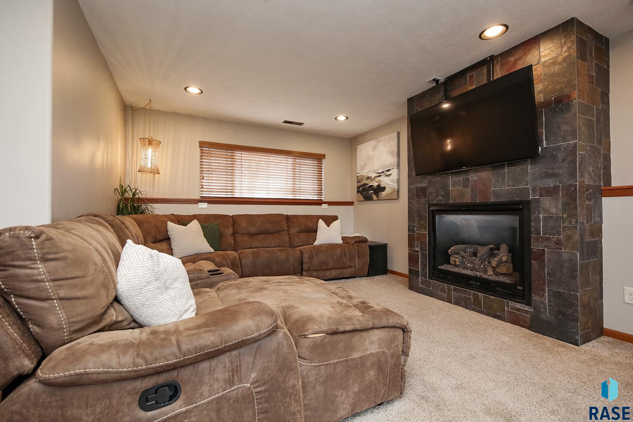 Harrisburg, South Dakota 57032, United States, 4 Bedrooms Bedrooms, ,3 BathroomsBathrooms,Residential,Pending,144660