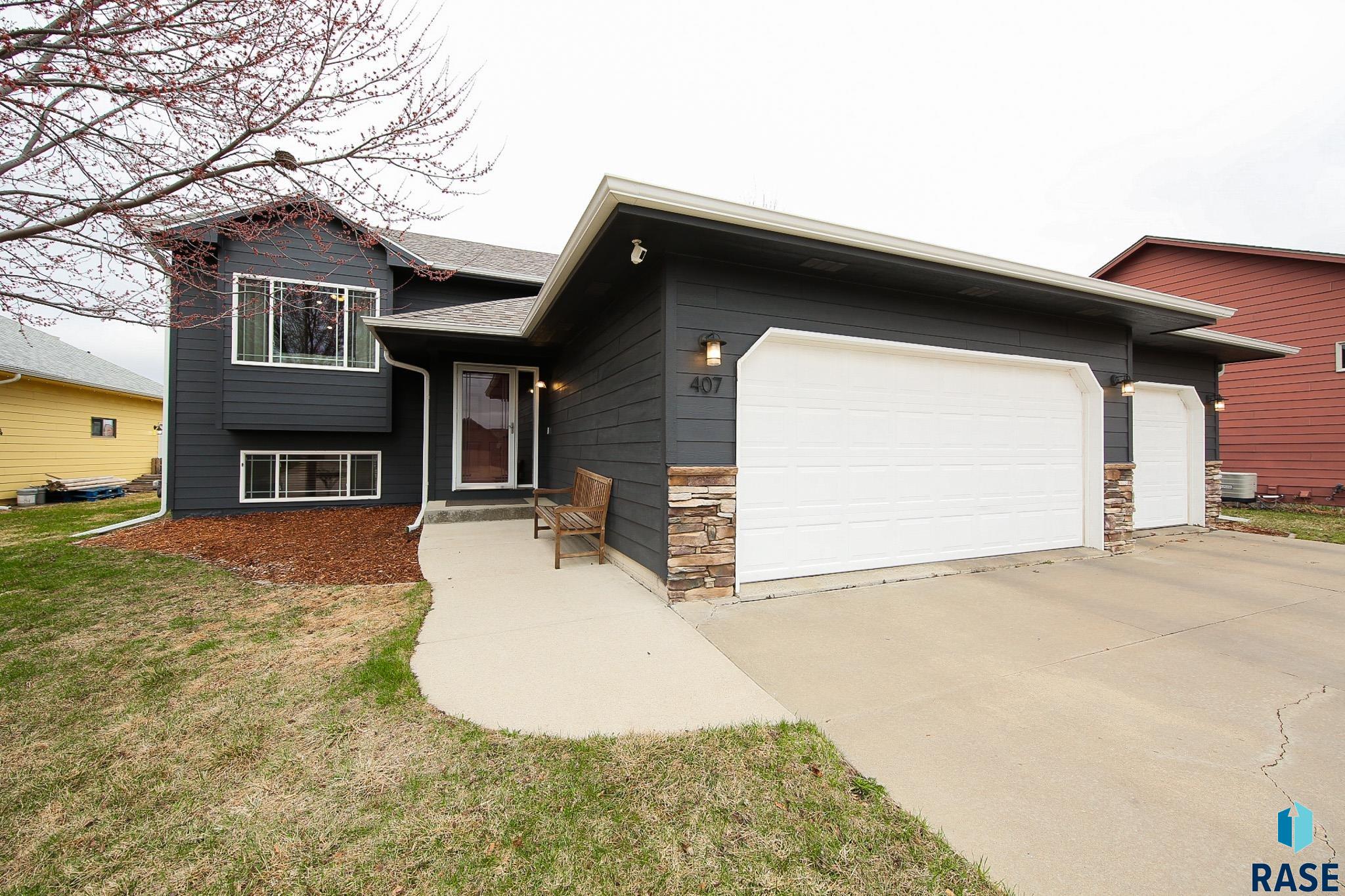 Harrisburg, South Dakota 57032, United States, 4 Bedrooms Bedrooms, ,3 BathroomsBathrooms,Residential,Pending,144660