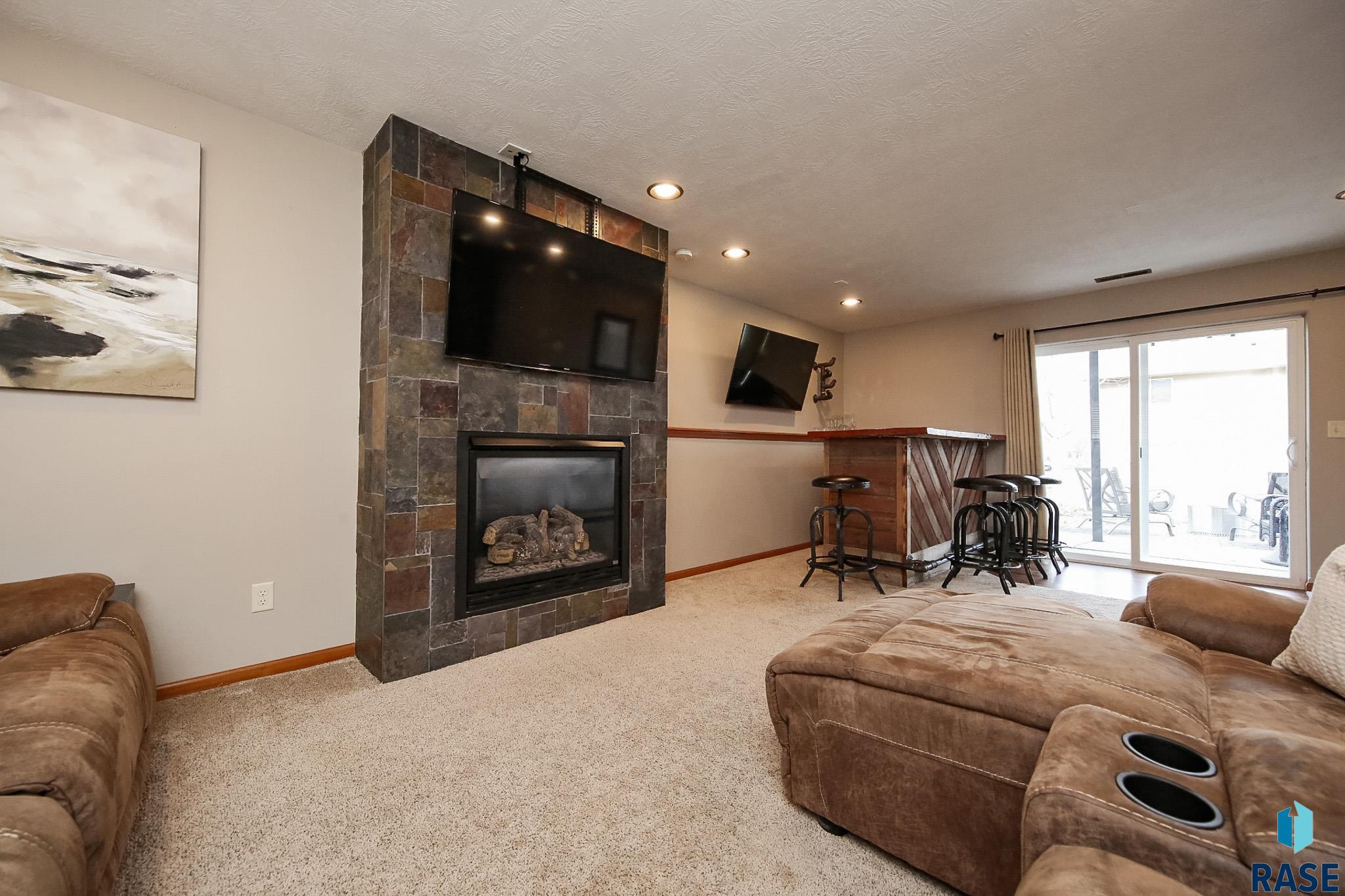 Harrisburg, South Dakota 57032, United States, 4 Bedrooms Bedrooms, ,3 BathroomsBathrooms,Residential,Pending,144660