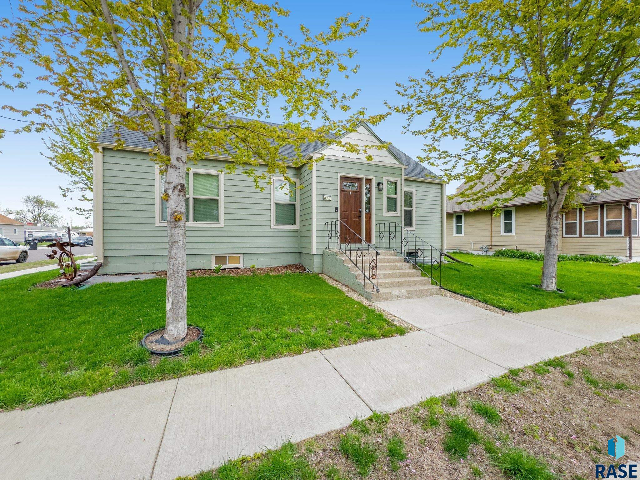 320 W 4th Ave Avenue, Lennox, South Dakota image 1