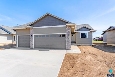 Photo of 6849 W Viola Ct, Sioux Falls, SD 57107 (MLS # 22502614)