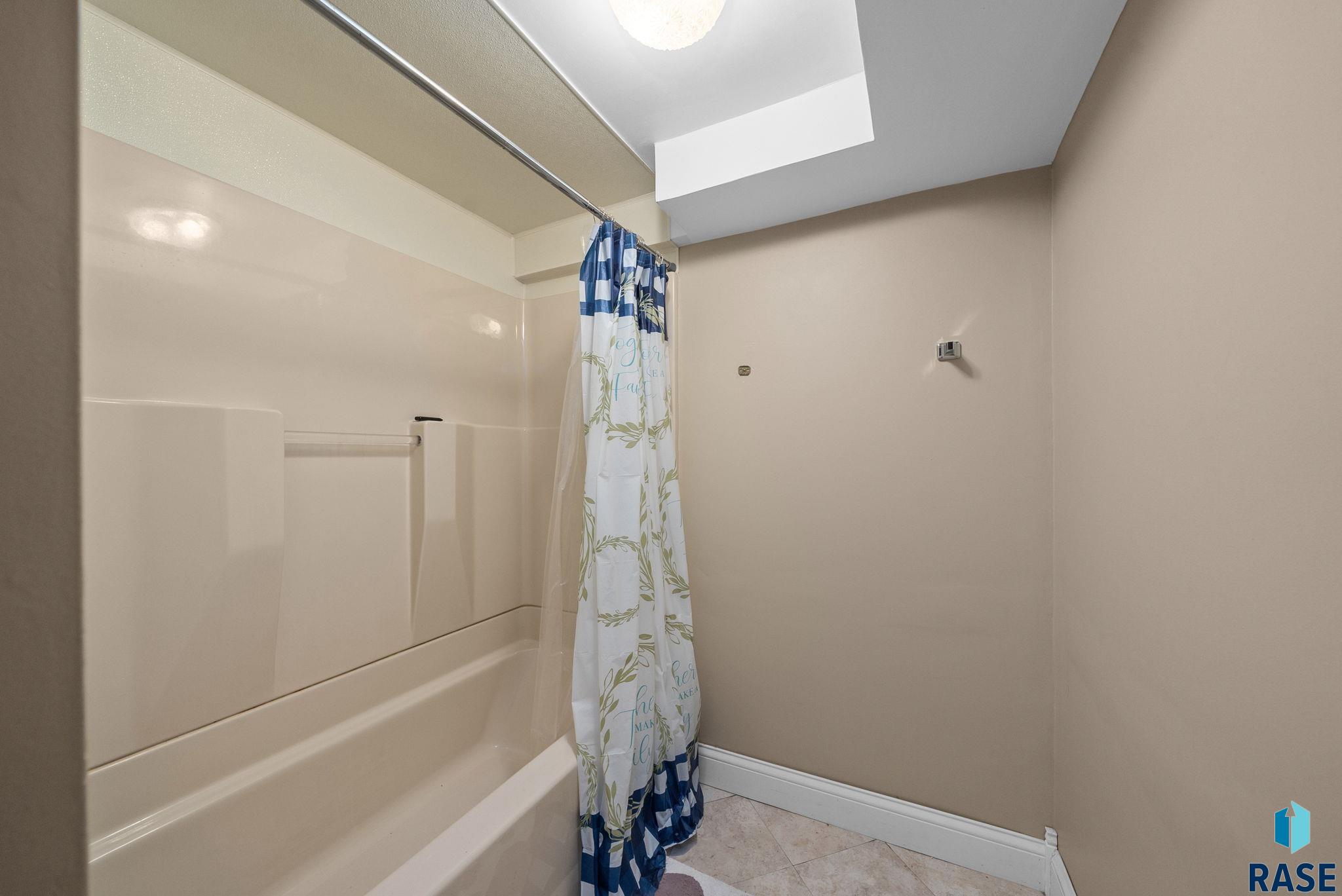 Sioux Falls, South Dakota 57105, United States, 2 Bedrooms Bedrooms, ,2 BathroomsBathrooms,Residential,Active,132928