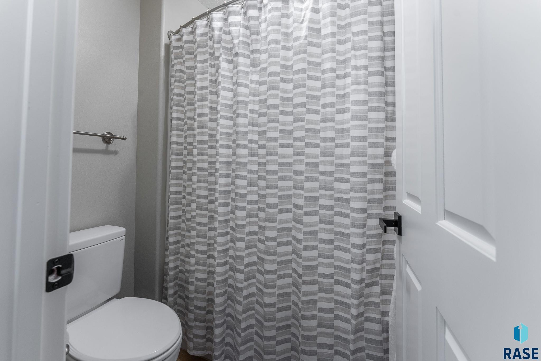 Sioux Falls, South Dakota 57110, United States, 6 Bedrooms Bedrooms, ,5 BathroomsBathrooms,Residential,Pending,129069