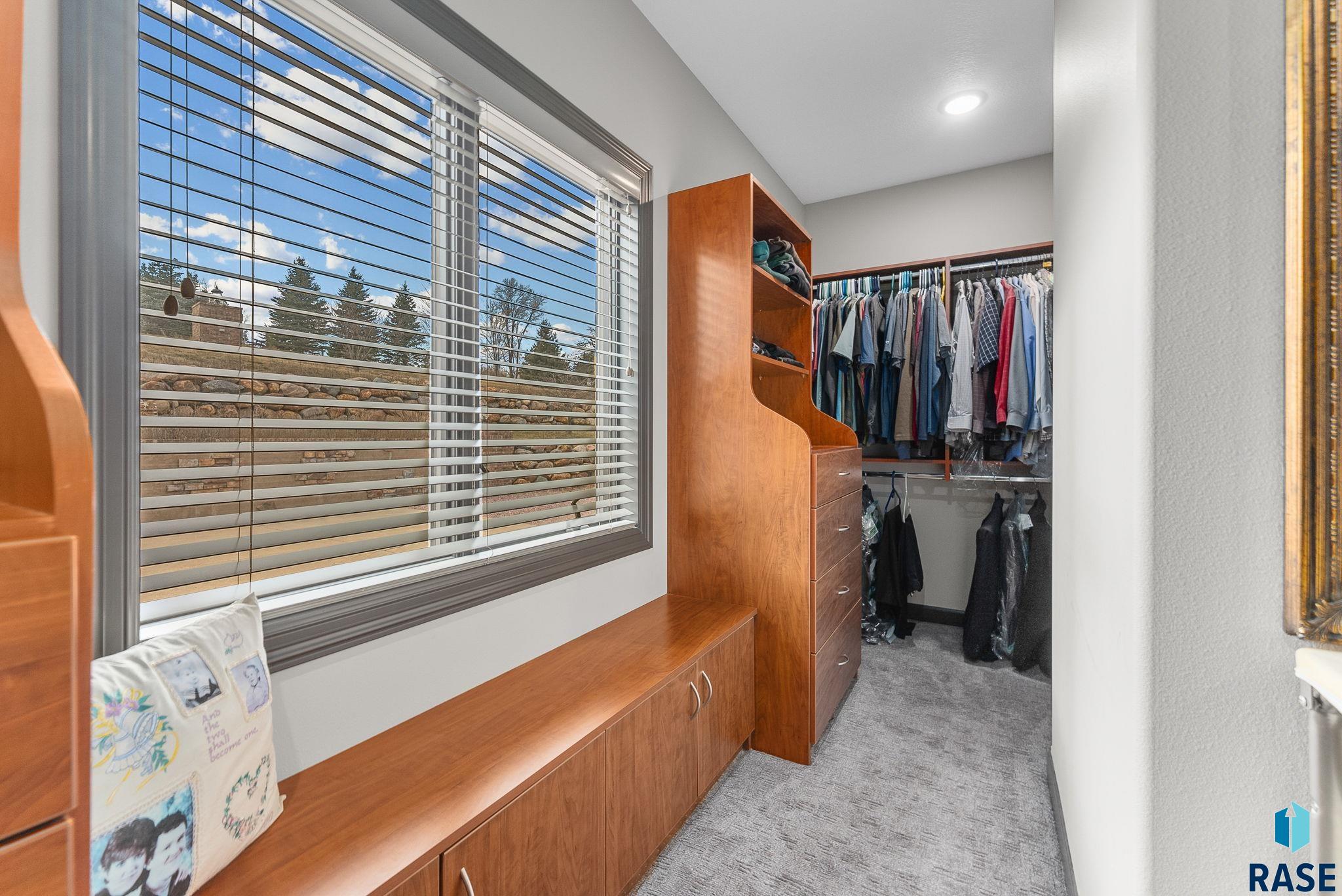 Sioux Falls, South Dakota 57110, United States, 6 Bedrooms Bedrooms, ,5 BathroomsBathrooms,Residential,Active,18601