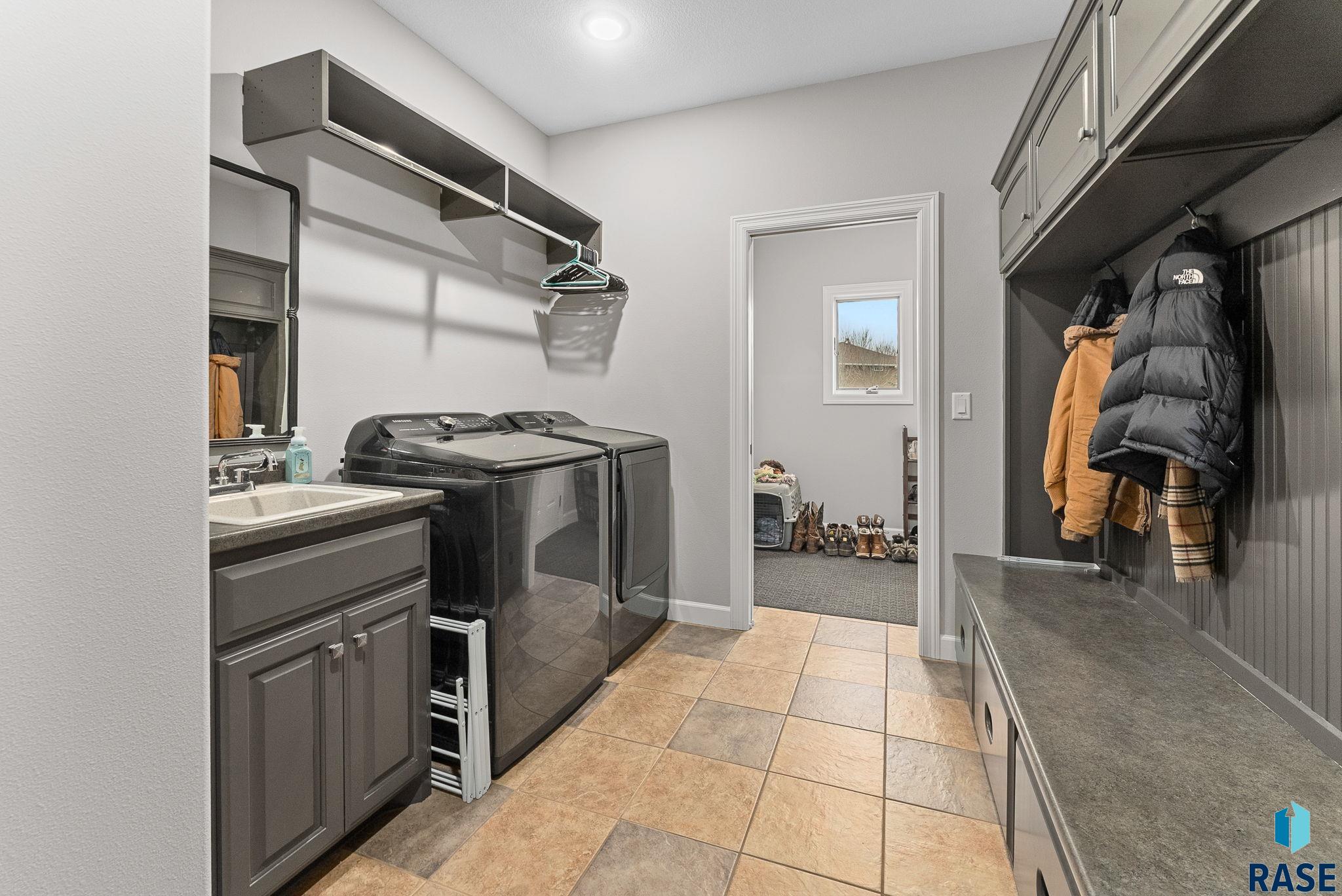 Sioux Falls, South Dakota 57110, United States, 6 Bedrooms Bedrooms, ,5 BathroomsBathrooms,Residential,Active,18601