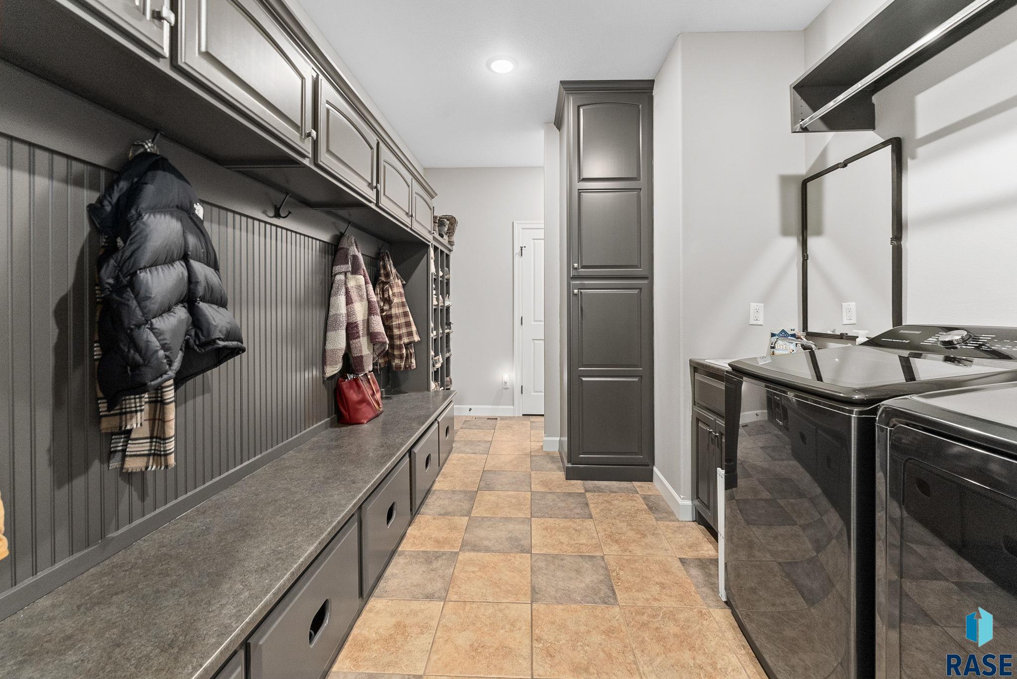 Sioux Falls, South Dakota 57110, United States, 6 Bedrooms Bedrooms, ,5 BathroomsBathrooms,Residential,Active,18601