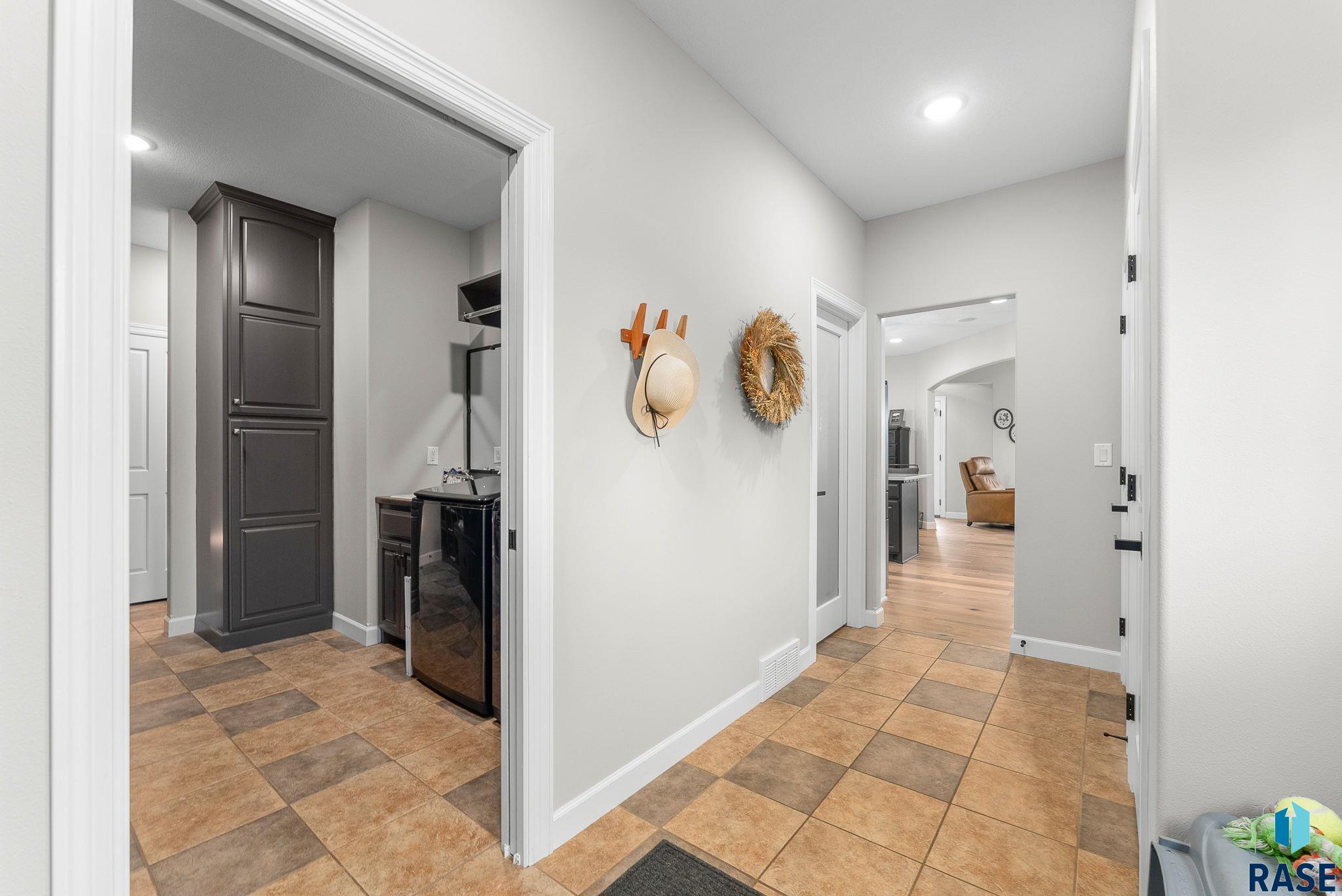 Sioux Falls, South Dakota 57110, United States, 6 Bedrooms Bedrooms, ,5 BathroomsBathrooms,Residential,Active,18601