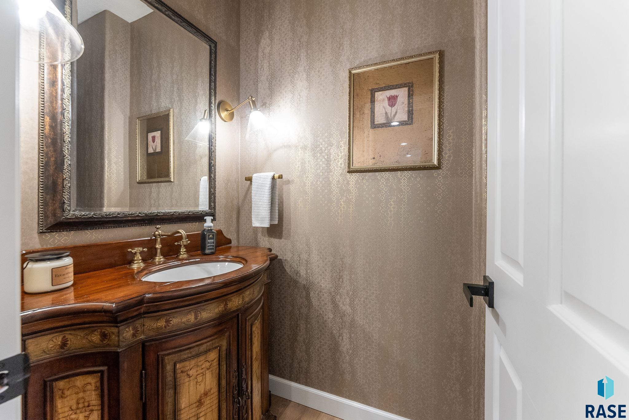 Sioux Falls, South Dakota 57110, United States, 6 Bedrooms Bedrooms, ,5 BathroomsBathrooms,Residential,Active,18601