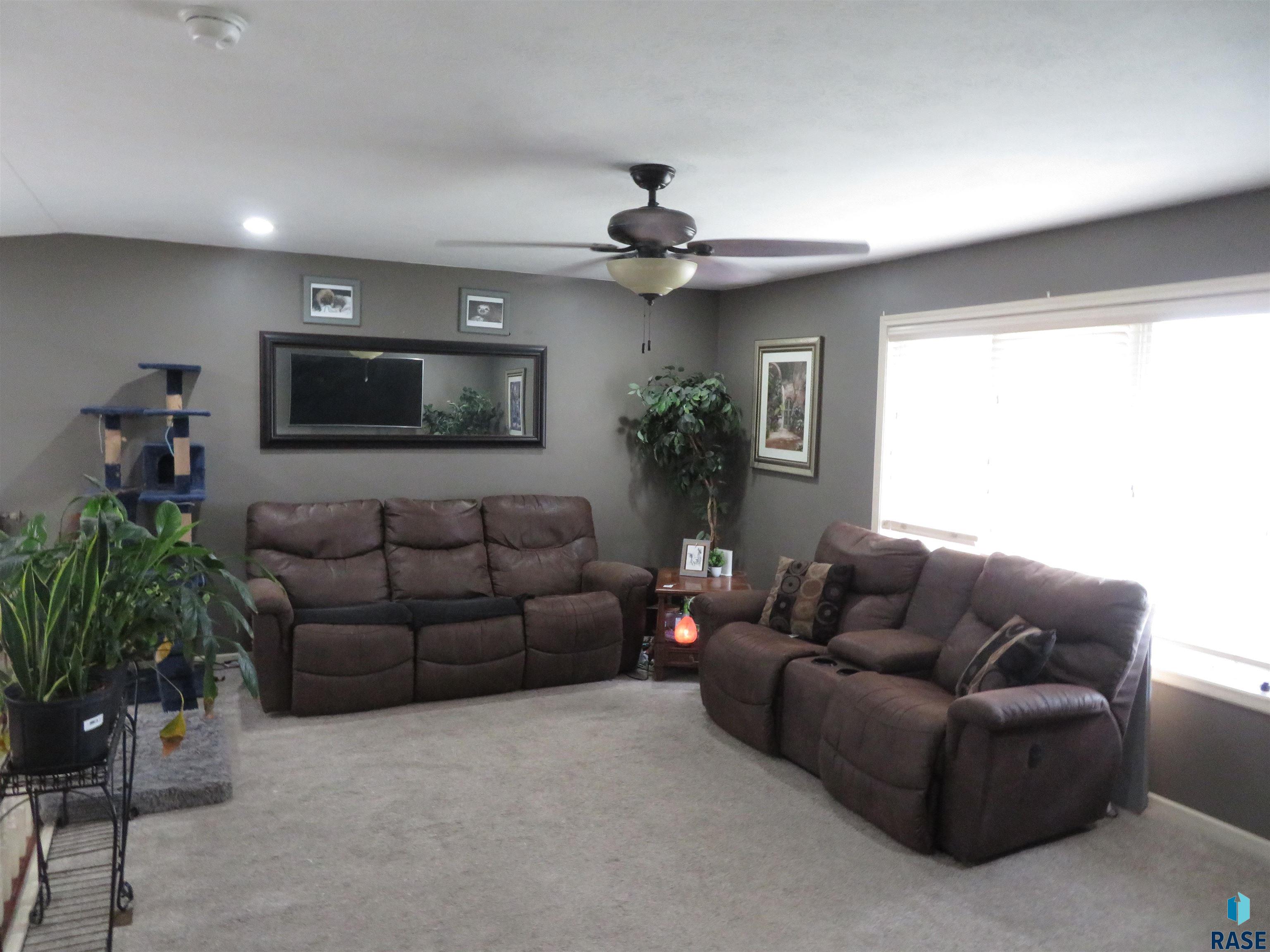 Sioux Falls, South Dakota 57106, United States, 4 Bedrooms Bedrooms, ,3 BathroomsBathrooms,Residential,Active,102933