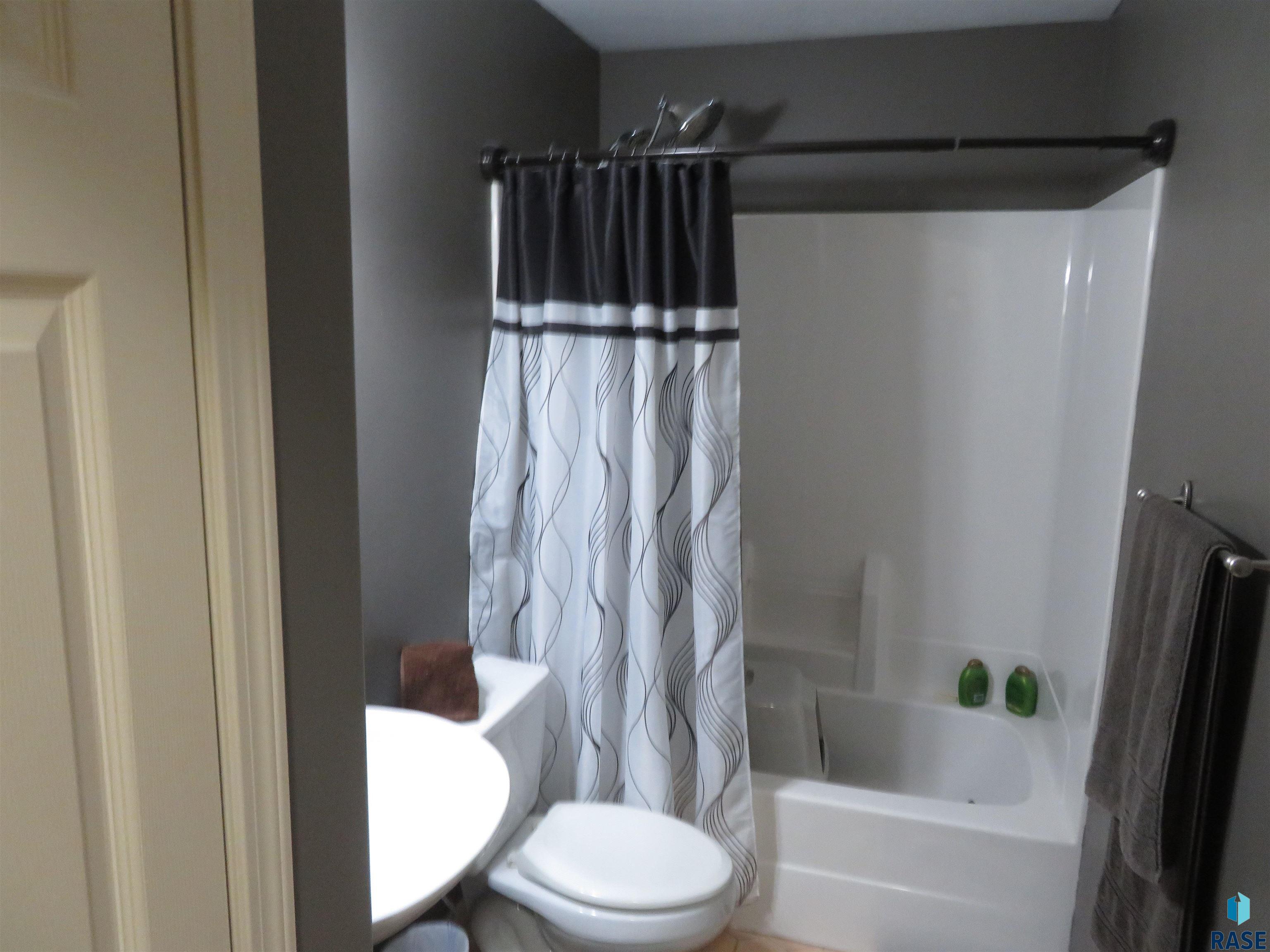 Sioux Falls, South Dakota 57106, United States, 4 Bedrooms Bedrooms, ,3 BathroomsBathrooms,Residential,Active,102933