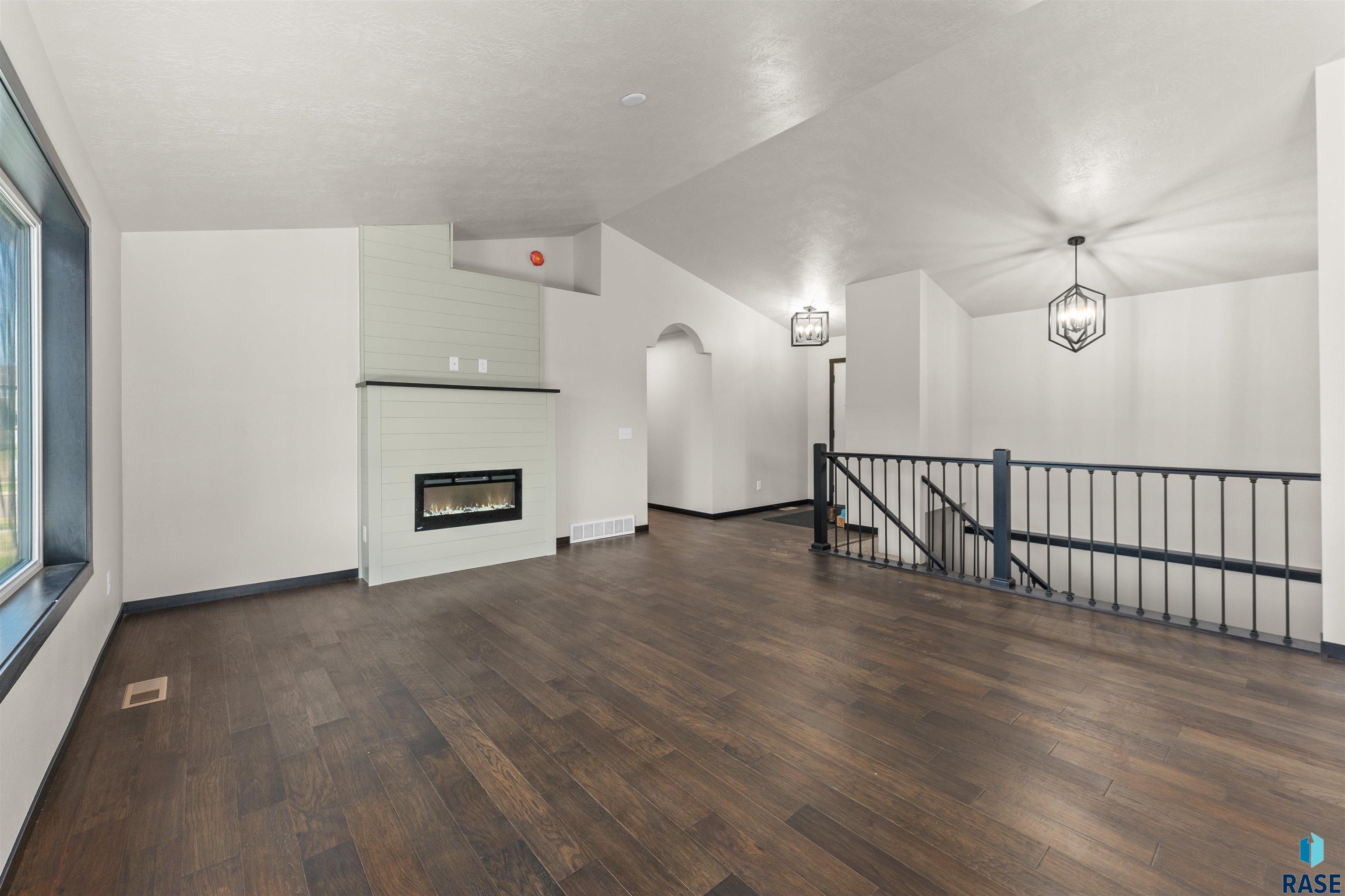 Sioux Falls, South Dakota 57108, United States, 3 Bedrooms Bedrooms, ,3 BathroomsBathrooms,Residential,Active,156532