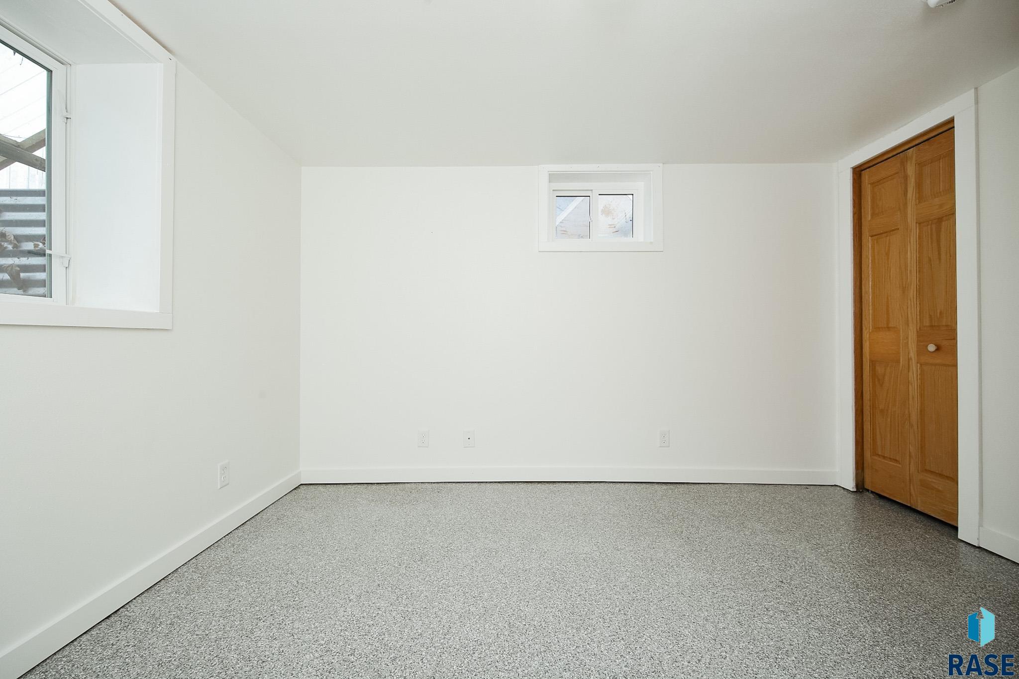 101 W 27th St Street, Sioux Falls, New Jersey image 29