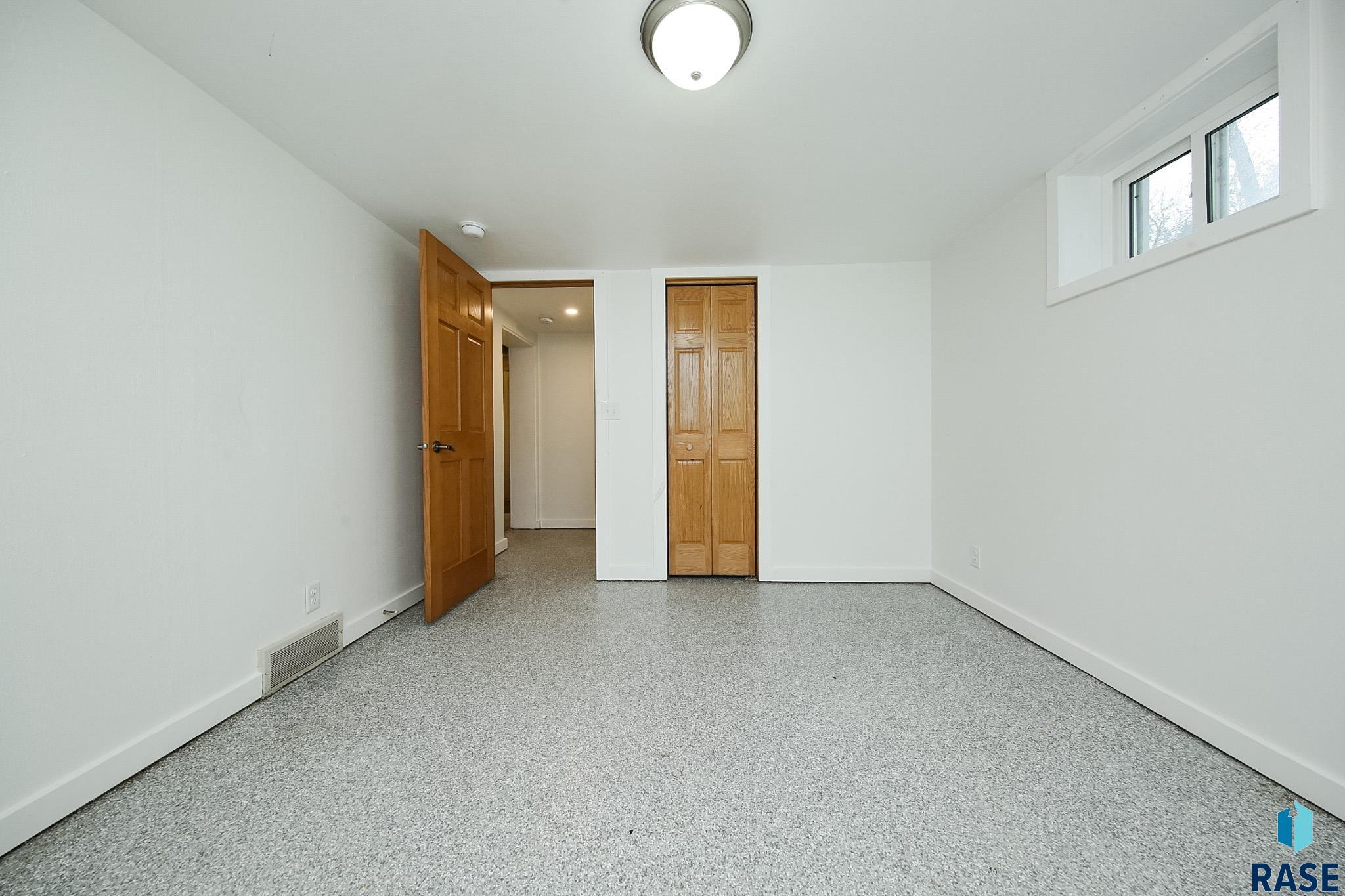 101 W 27th St Street, Sioux Falls, New Jersey image 25