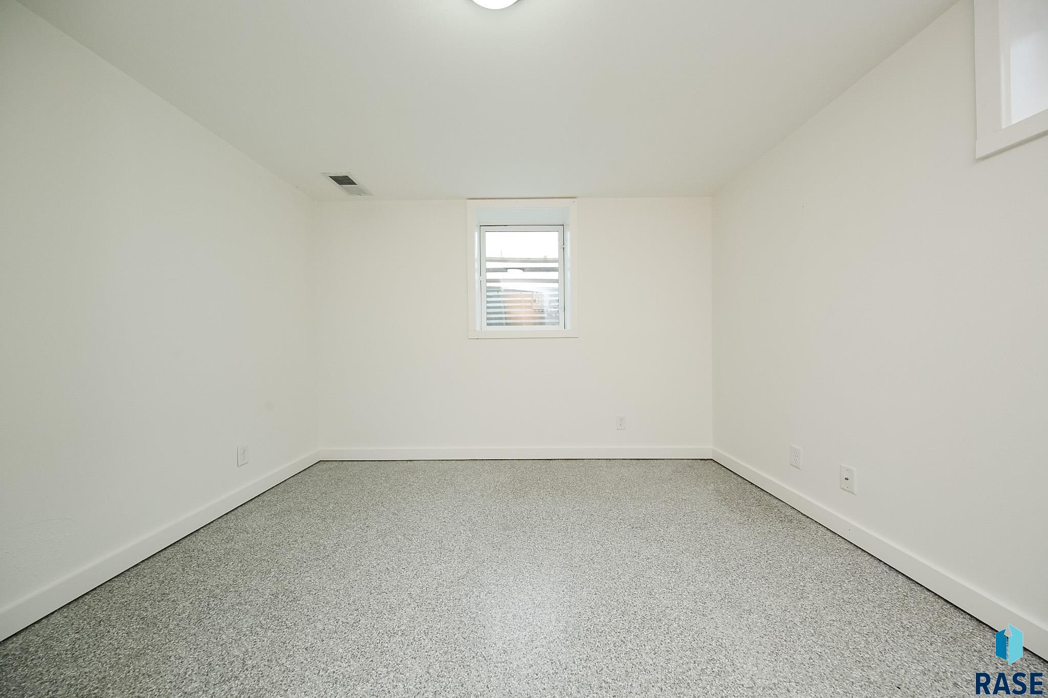 101 W 27th St Street, Sioux Falls, New Jersey image 30